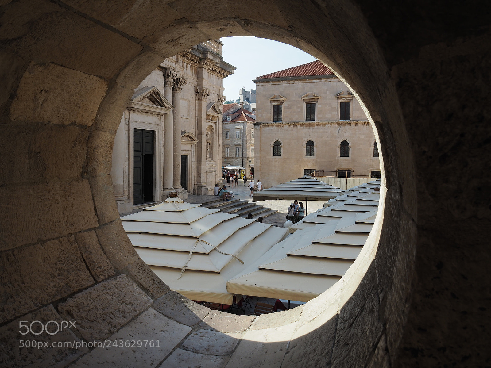 Olympus OM-D E-M5 II sample photo. Dubrovnik through a round photography