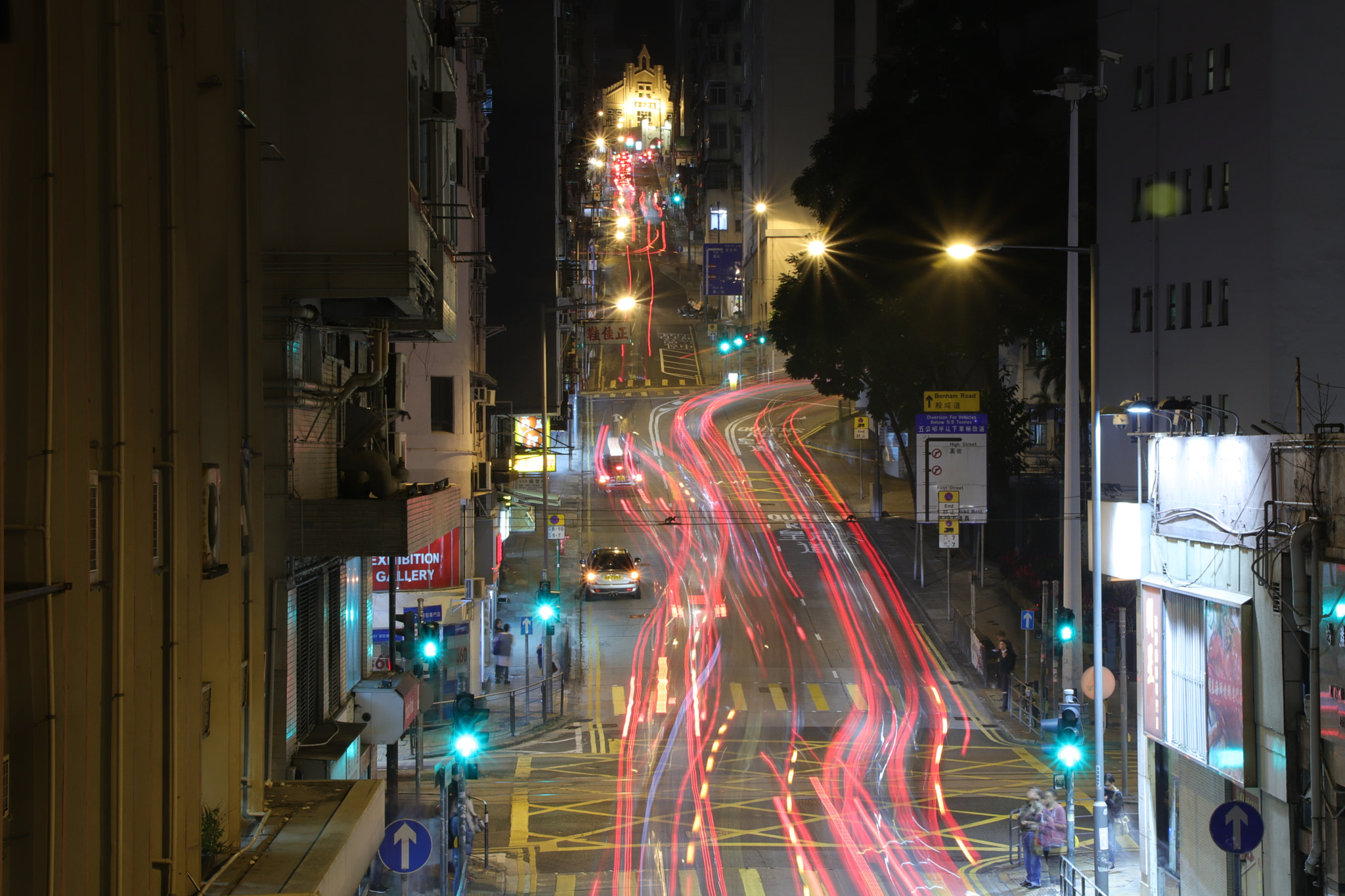 Canon EOS 77D (EOS 9000D / EOS 770D) + Canon EF-S 17-55mm F2.8 IS USM sample photo. Dragon in the street photography