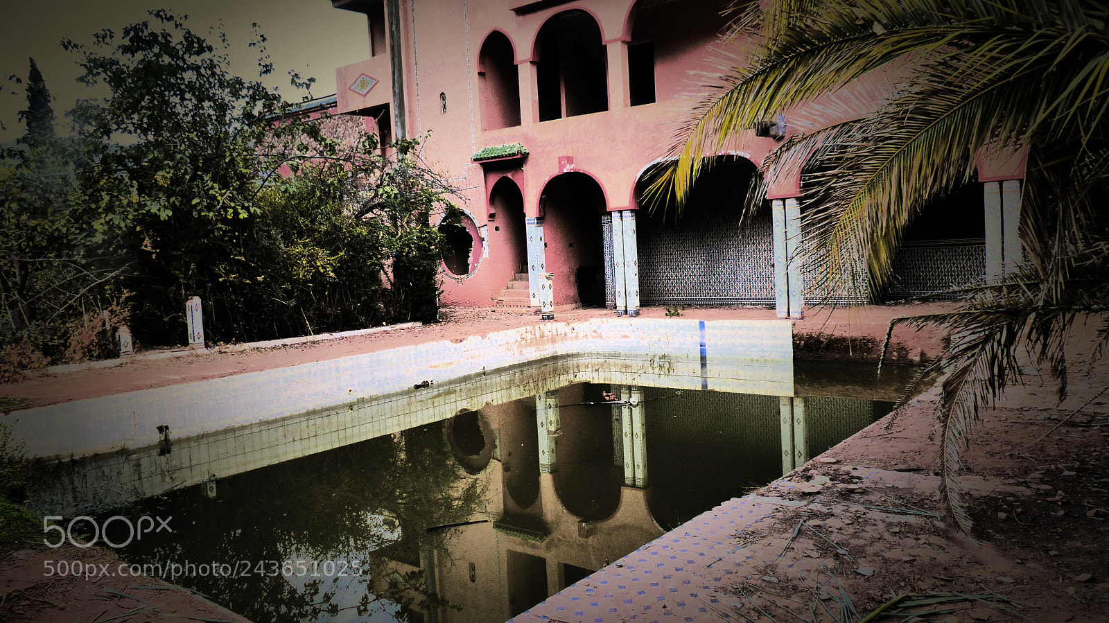 Panasonic Lumix DMC-FZ200 sample photo. L'hotel fantome de la photography