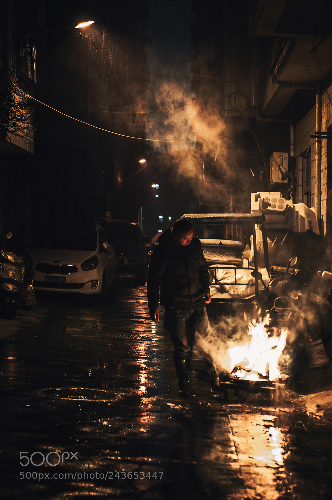 Sony a7R III sample photo. 路边烤火的人 photography