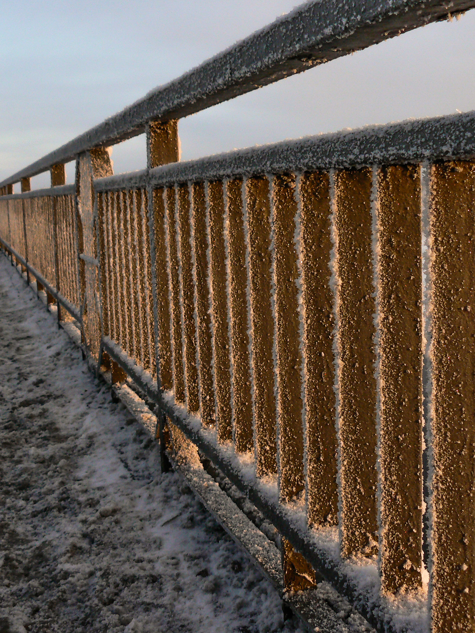 Panasonic DMC-FZ7 sample photo. Frosty bridge photography