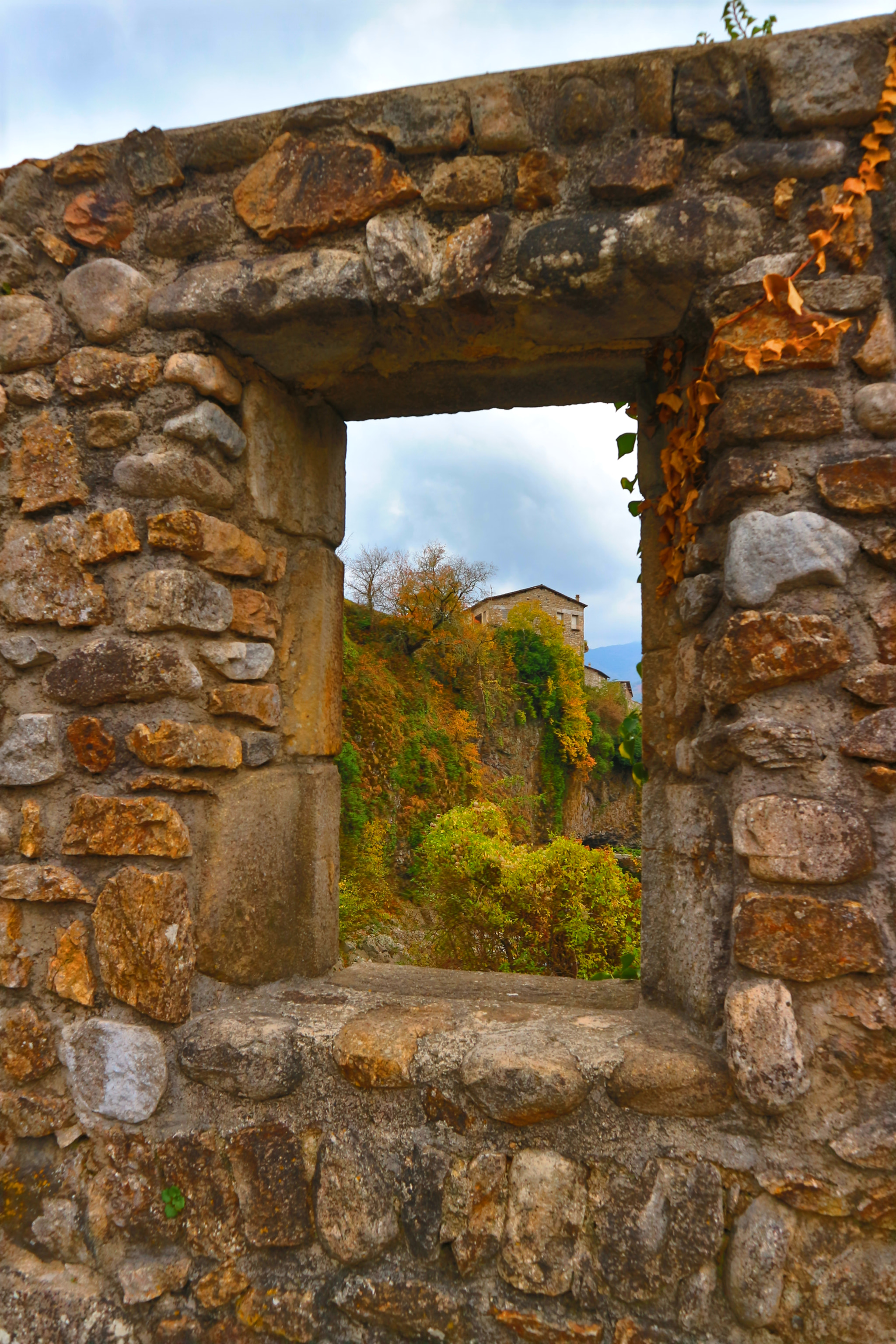 Canon EOS M10 sample photo. Window stone photography
