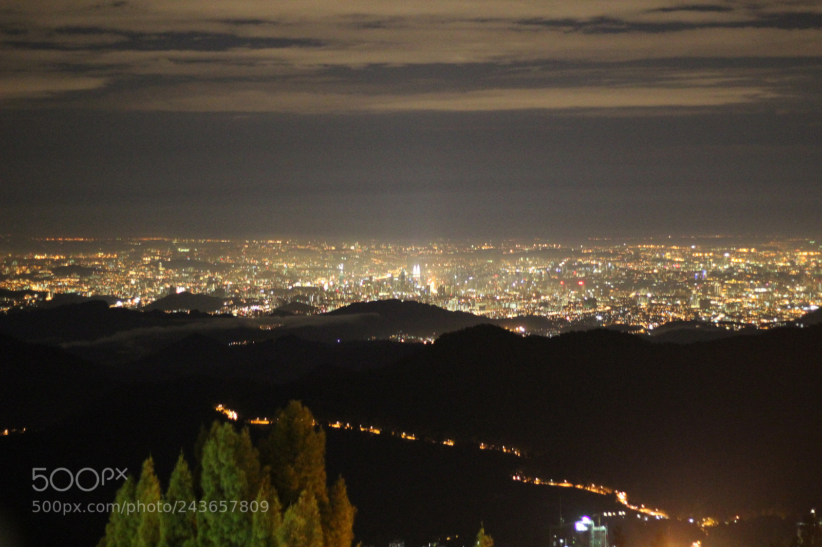 Canon EOS 1200D (EOS Rebel T5 / EOS Kiss X70 / EOS Hi) + Canon EF 50mm F1.8 STM sample photo. Night view photography