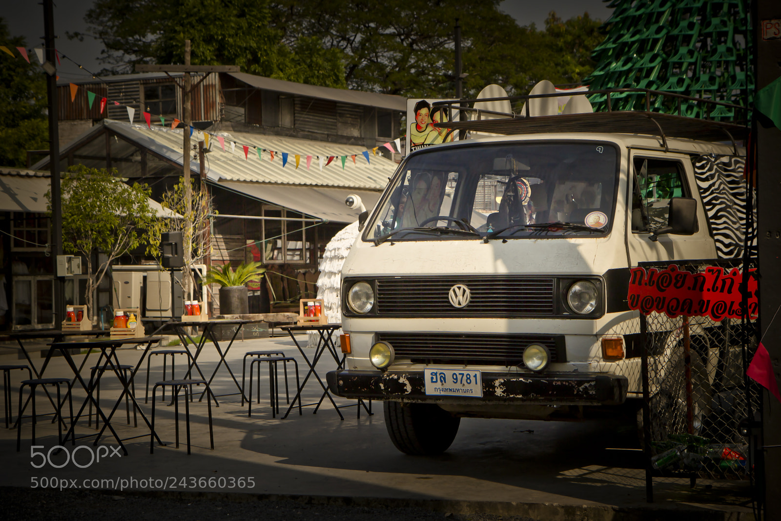 Canon EOS 60D sample photo. Very old food van photography