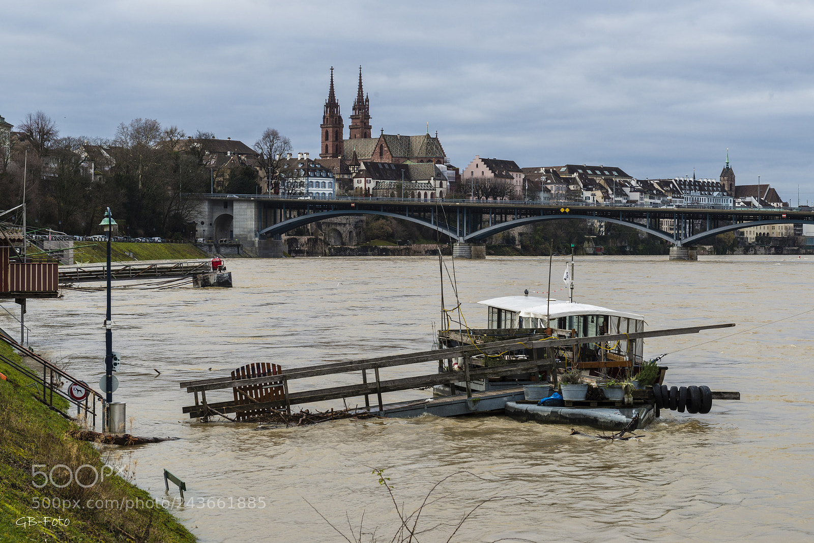 Nikon D800 sample photo. Hochwasser und fähre photography