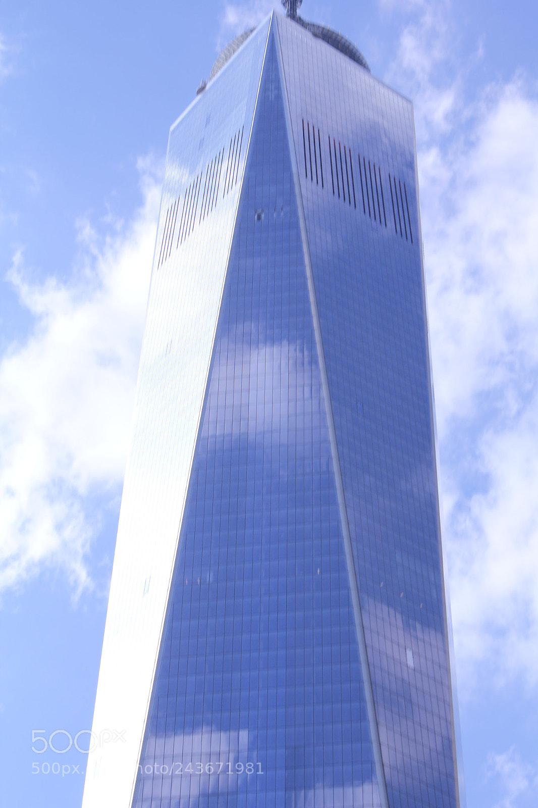 Canon EOS 550D (EOS Rebel T2i / EOS Kiss X4) sample photo. Blue skyscraper. photography