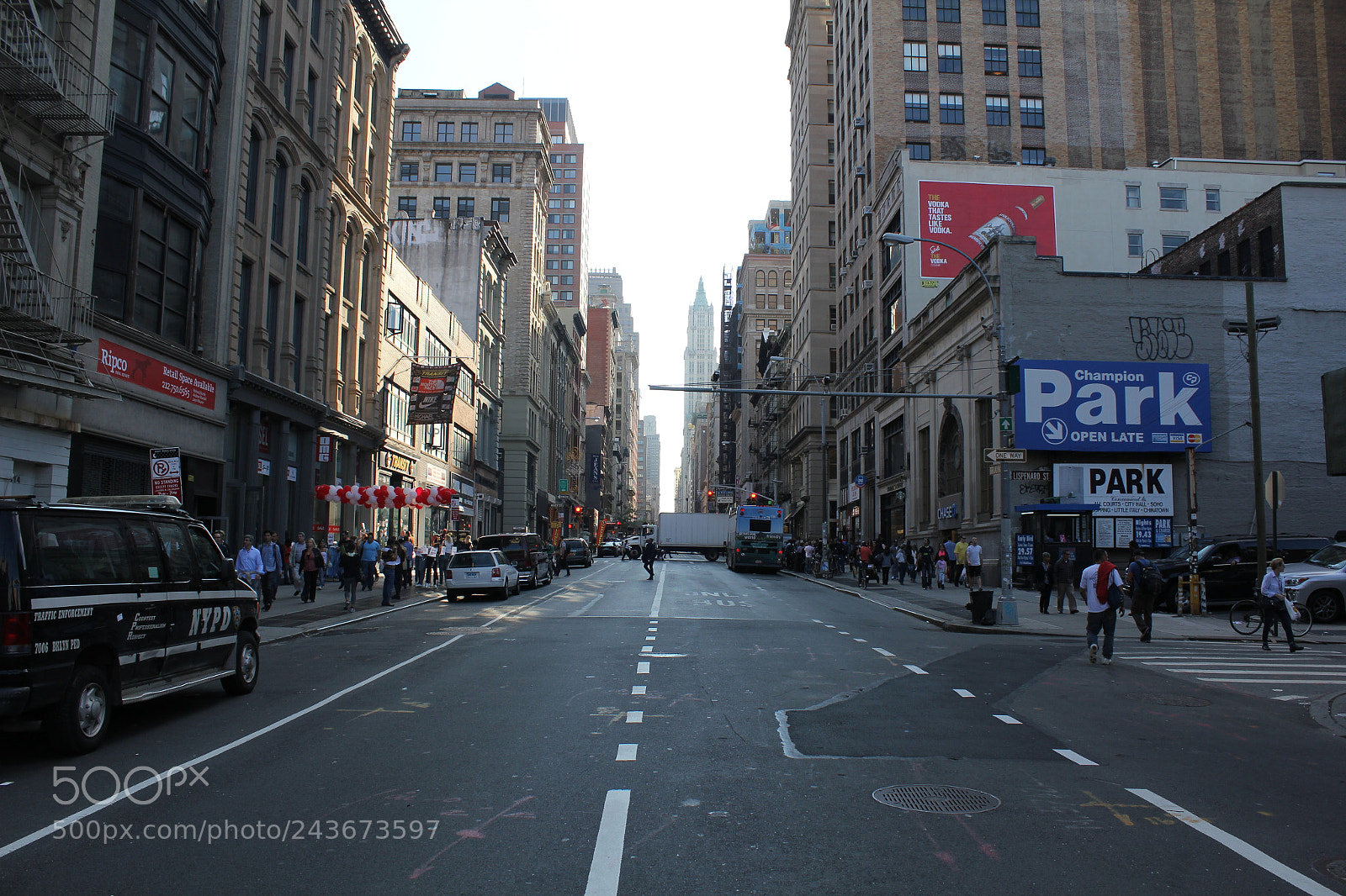 Canon EOS 550D (EOS Rebel T2i / EOS Kiss X4) sample photo. Broadway, city, street, photography