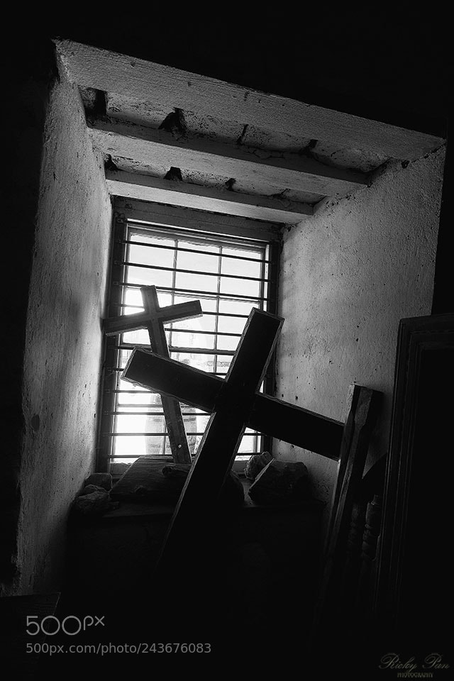 Olympus OM-D E-M1 Mark II sample photo. Falling cross photography
