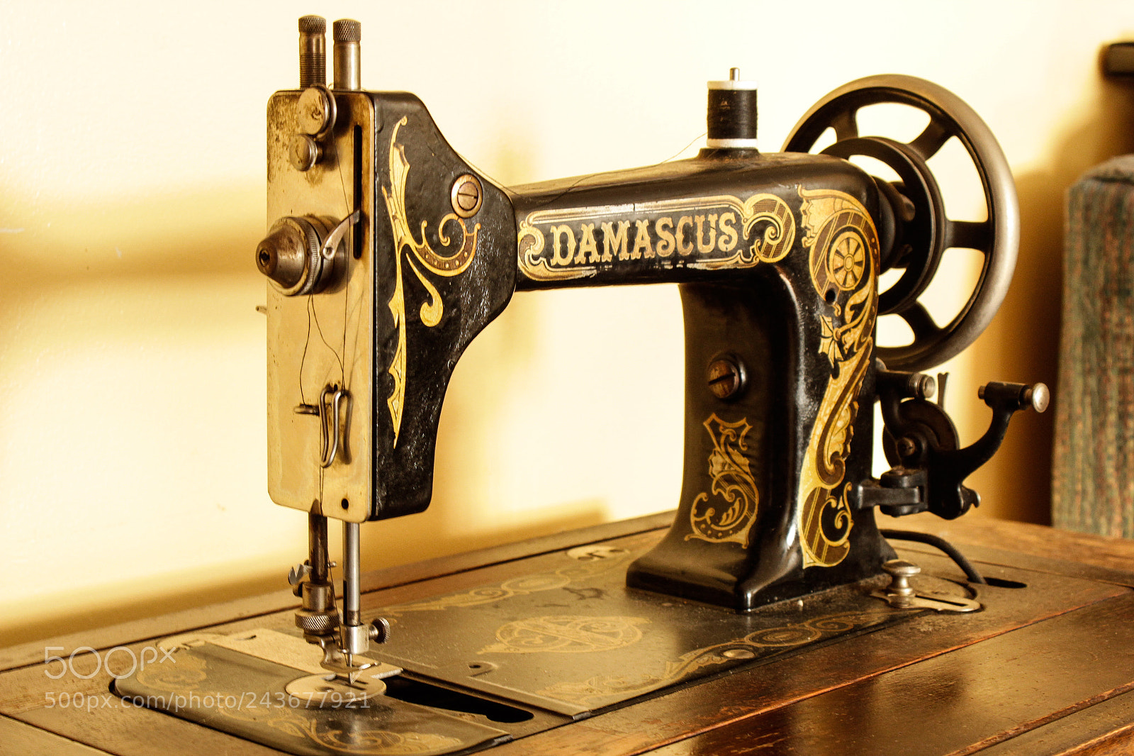 Canon EOS 1300D (EOS Rebel T6 / EOS Kiss X80) sample photo. Great grandma's sewing machine photography