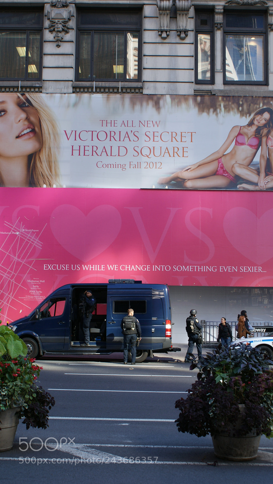 Sony DT 18-70mm F3.5-5.6 sample photo. Broadway, city, street, photography