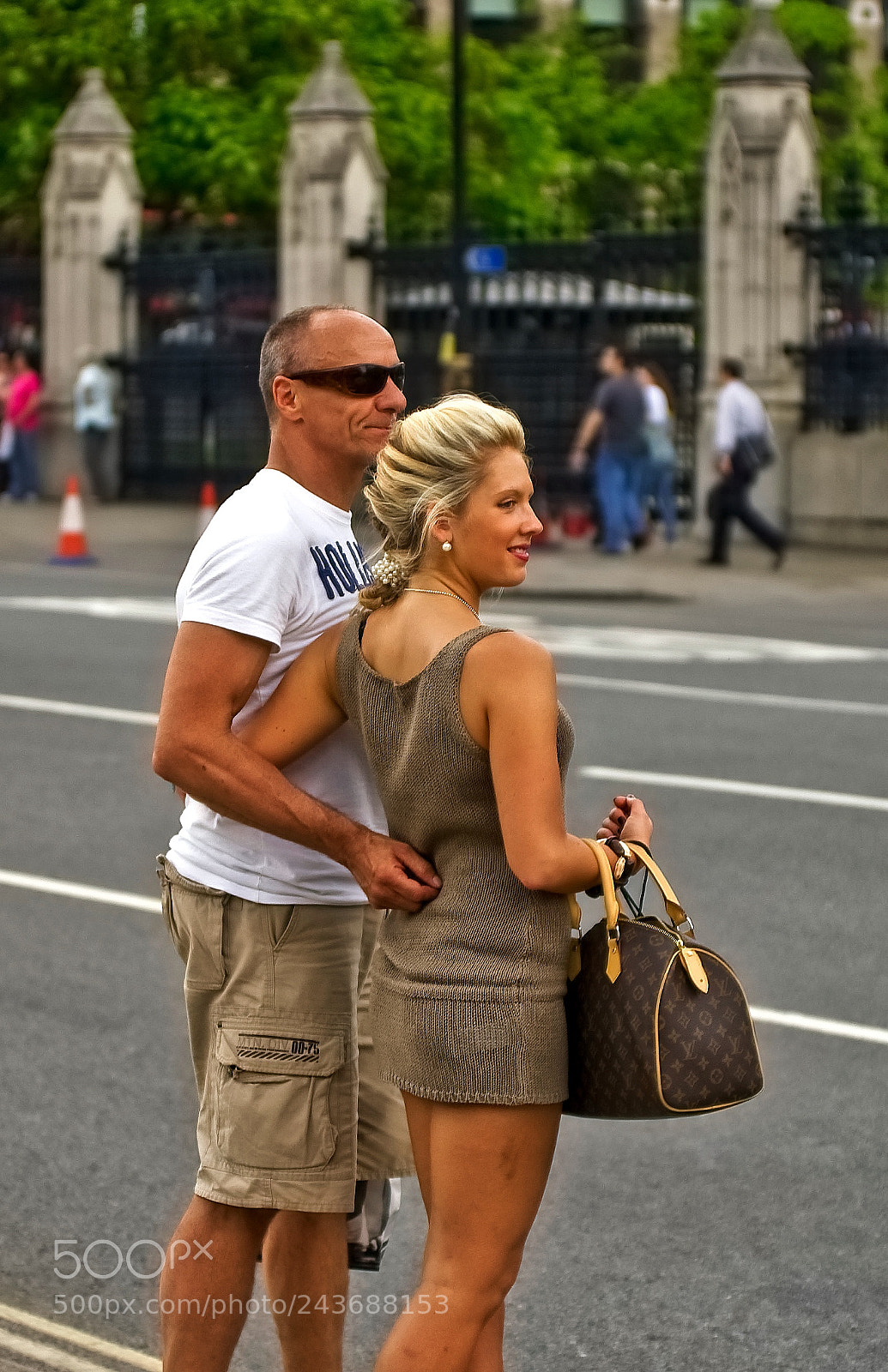 Pentax K10D sample photo. Couple near the houses photography