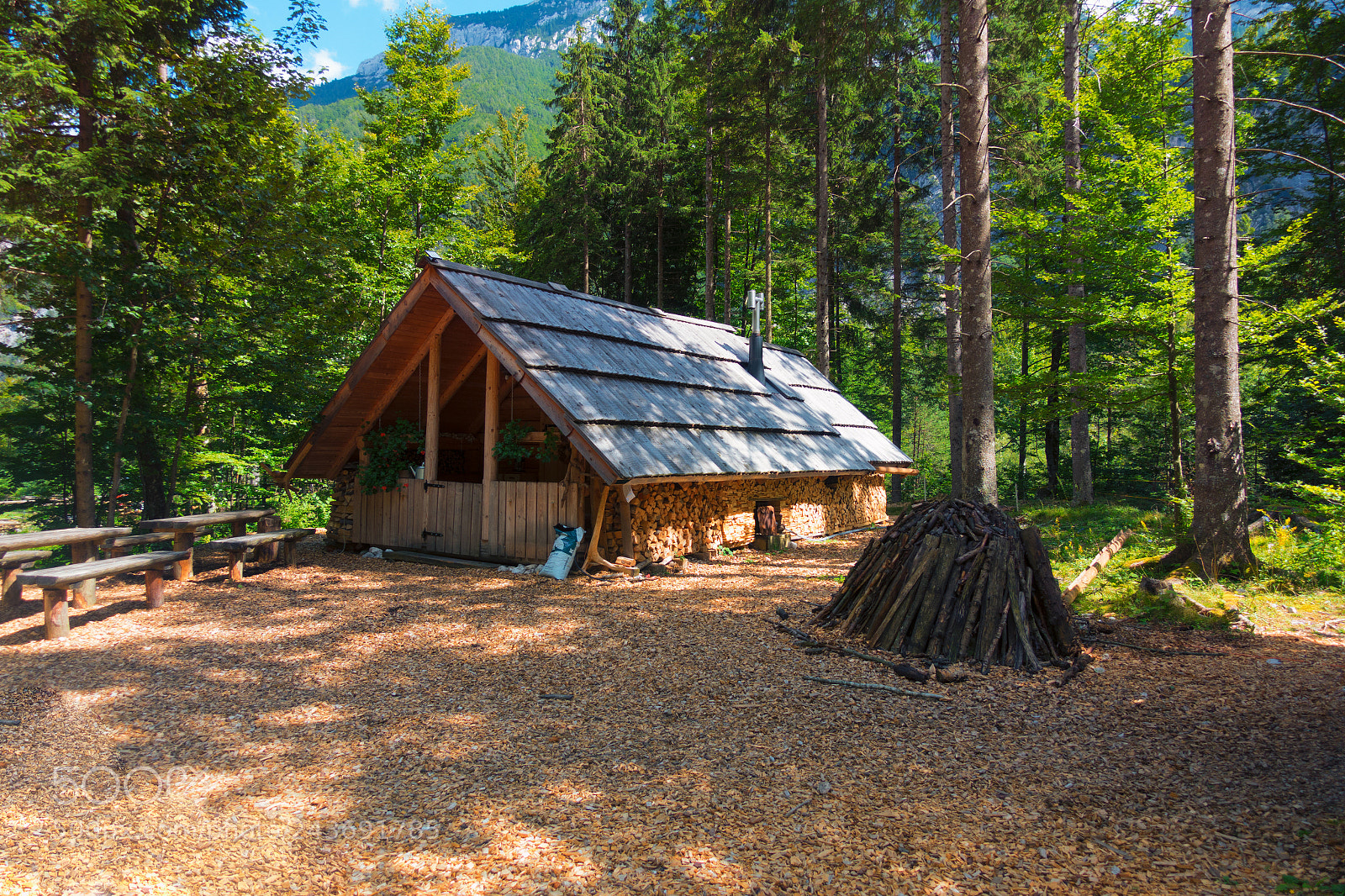Sony DSC-RX100M5 sample photo. Mountain cabin, charcoal burner photography