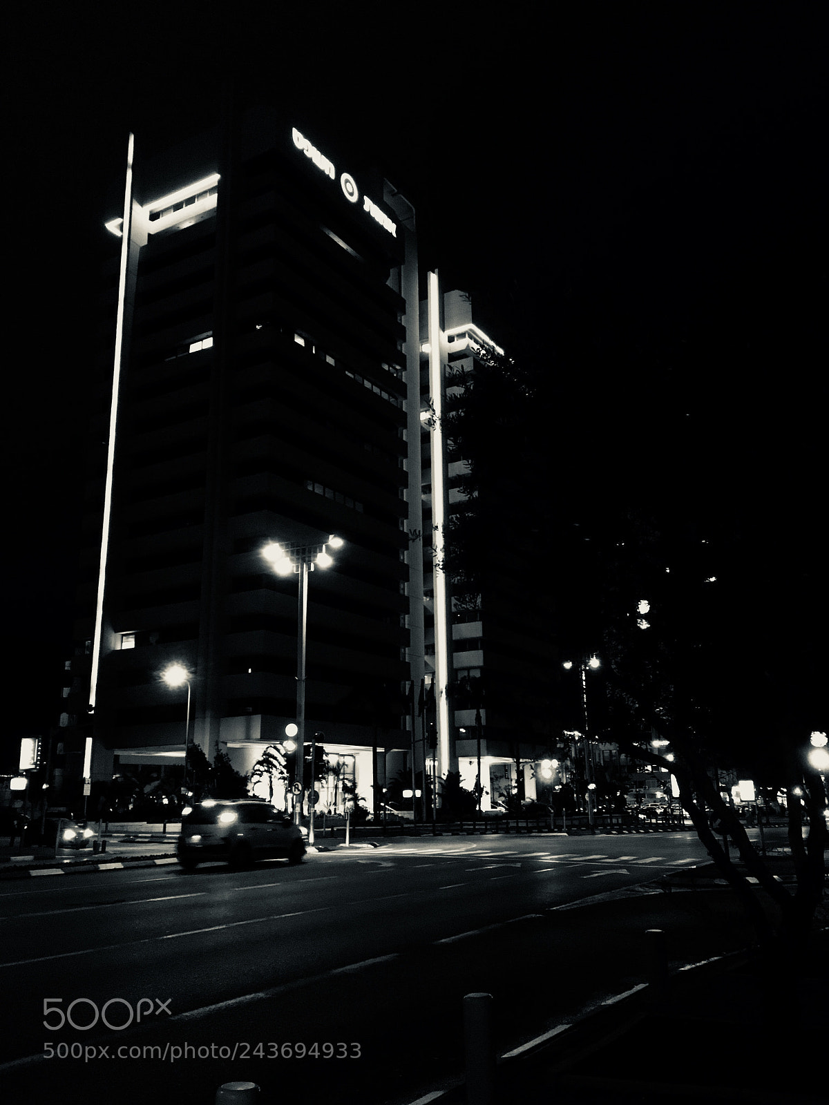 Apple iPhone SE sample photo. Night and light photography