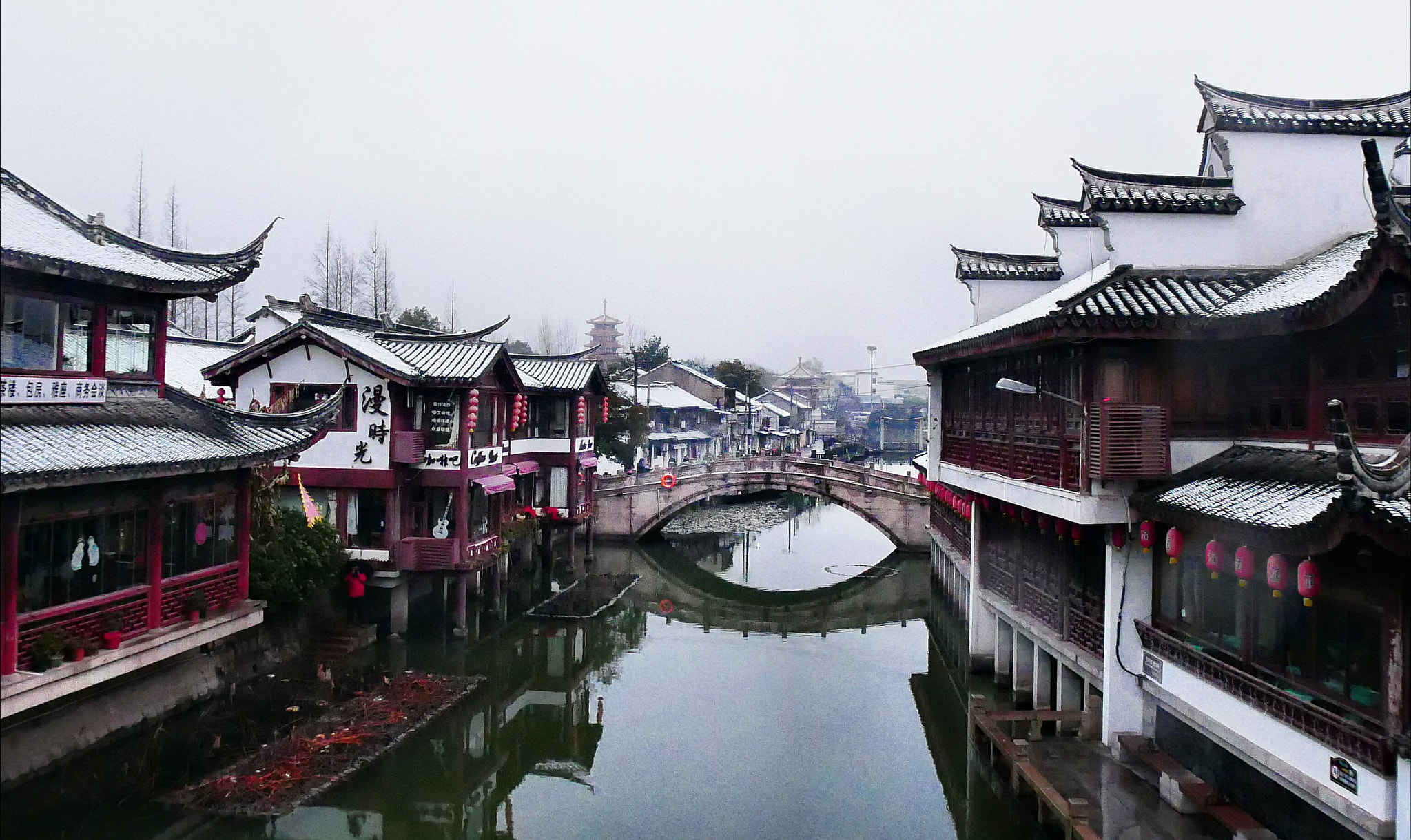 Panasonic Lumix DC-GX850 (Lumix DC-GX800 / Lumix DC-GF9) sample photo. Old town, morning after snowing photography