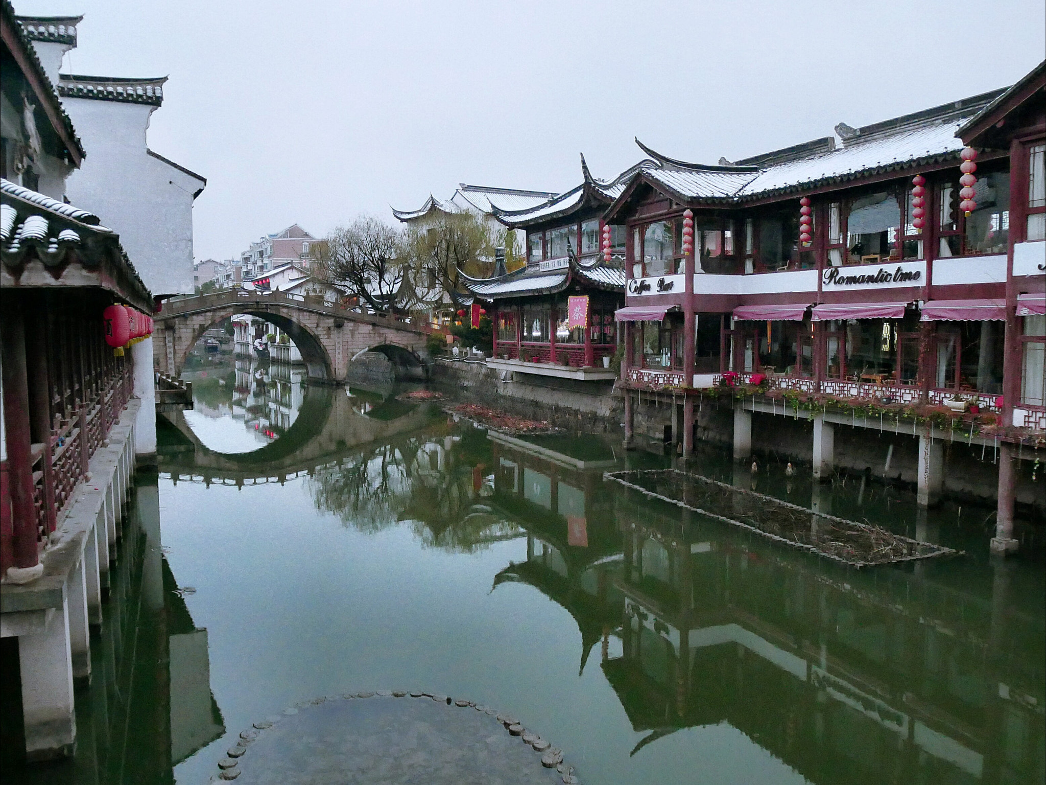 Panasonic Lumix DC-GX850 (Lumix DC-GX800 / Lumix DC-GF9) sample photo. Old town, morning after snowing photography