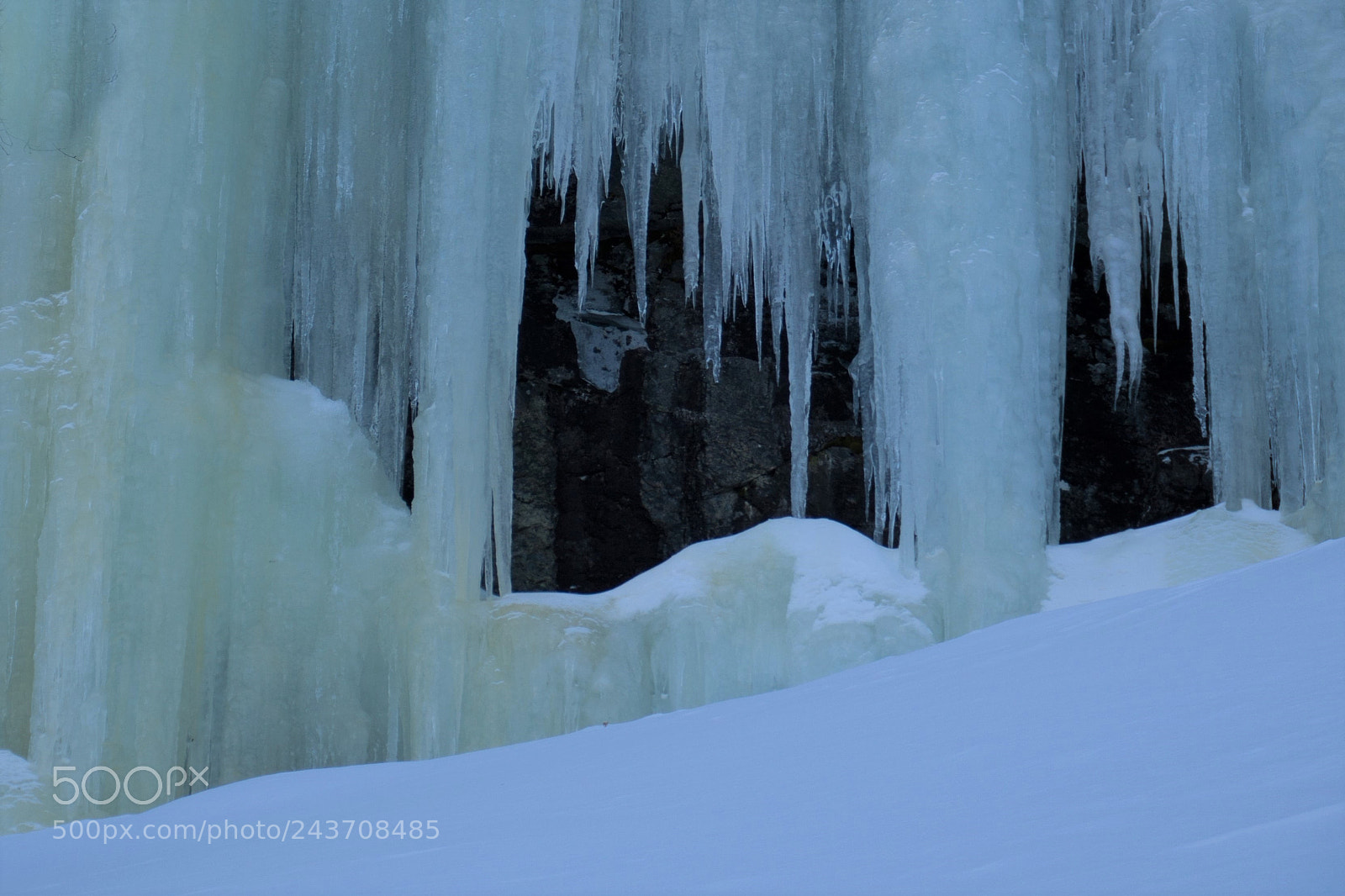 Olympus OM-D E-M10 II sample photo. Icicles and its faces photography