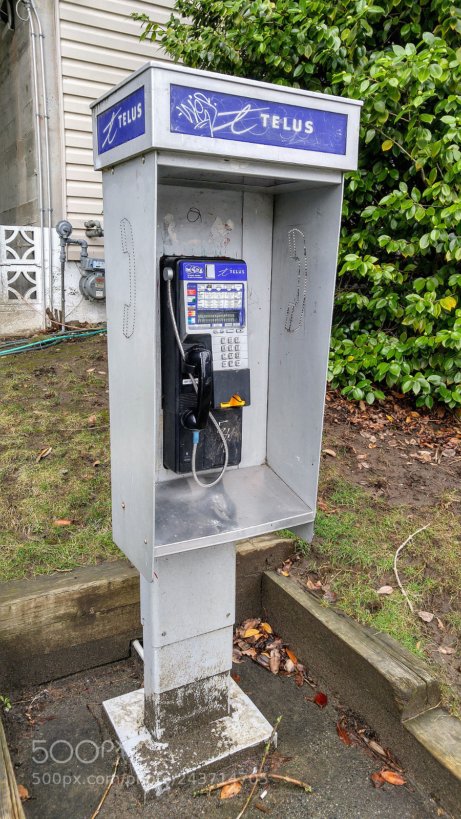 LG G4 sample photo. A rare pay phone photography