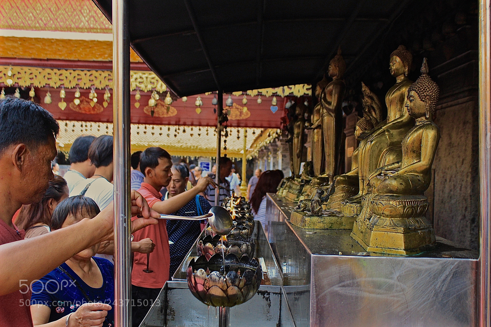 Canon EOS 100D (EOS Rebel SL1 / EOS Kiss X7) sample photo. People saying their prayers photography
