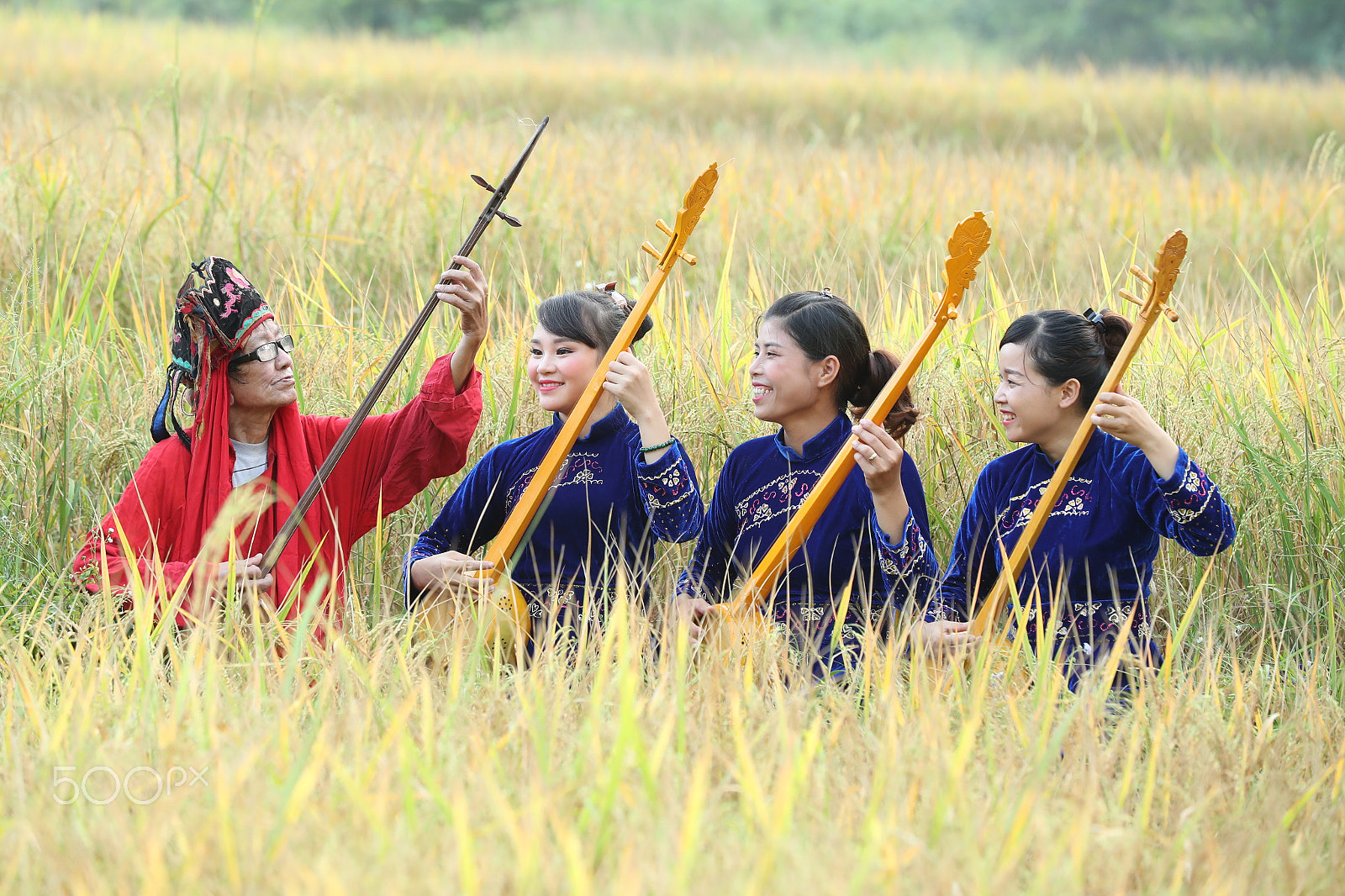 Canon EOS-1D X Mark II sample photo. The folk artist on singing then le quang tang is leading the tay people in tunes in dam thuy... photography