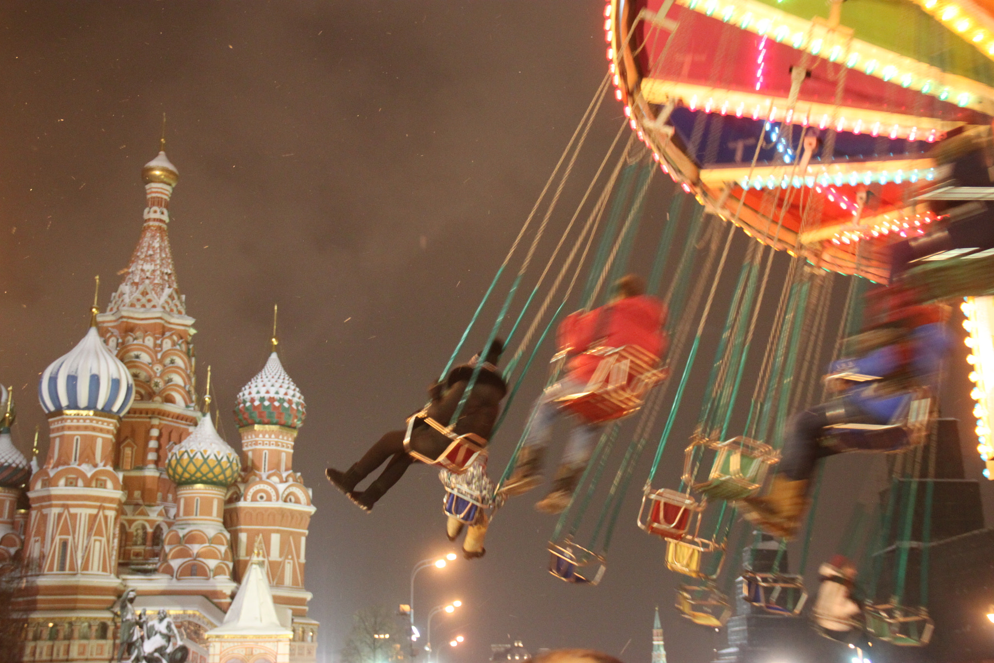 Canon EF-S 18-135mm F3.5-5.6 IS sample photo. New year's fair on red square photography
