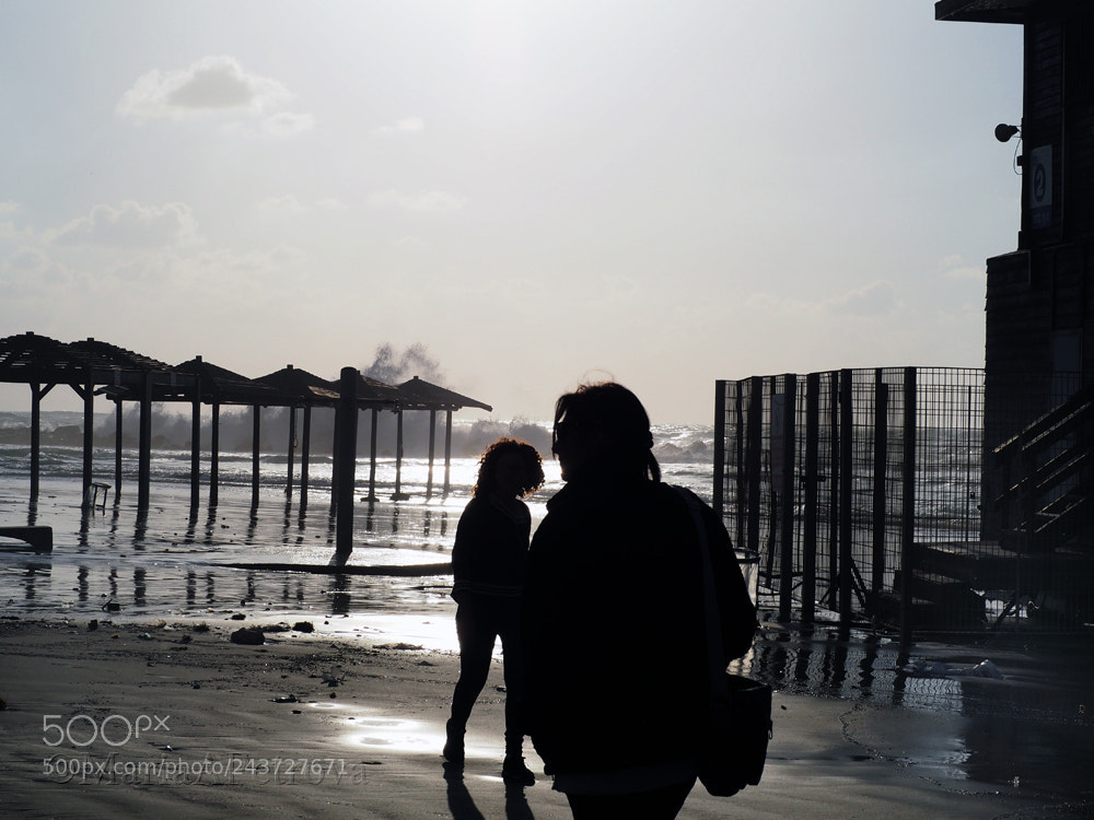 Olympus OM-D E-M5 II sample photo. Waves & people photography
