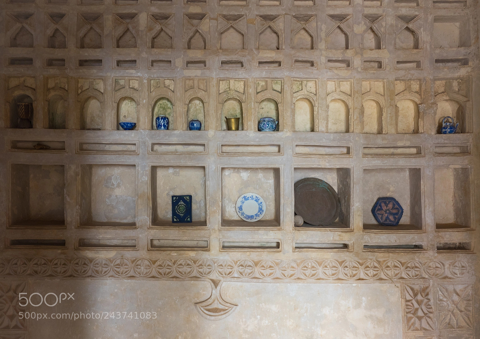 Sony Cyber-shot DSC-RX10 III sample photo. Niches carved as wall photography