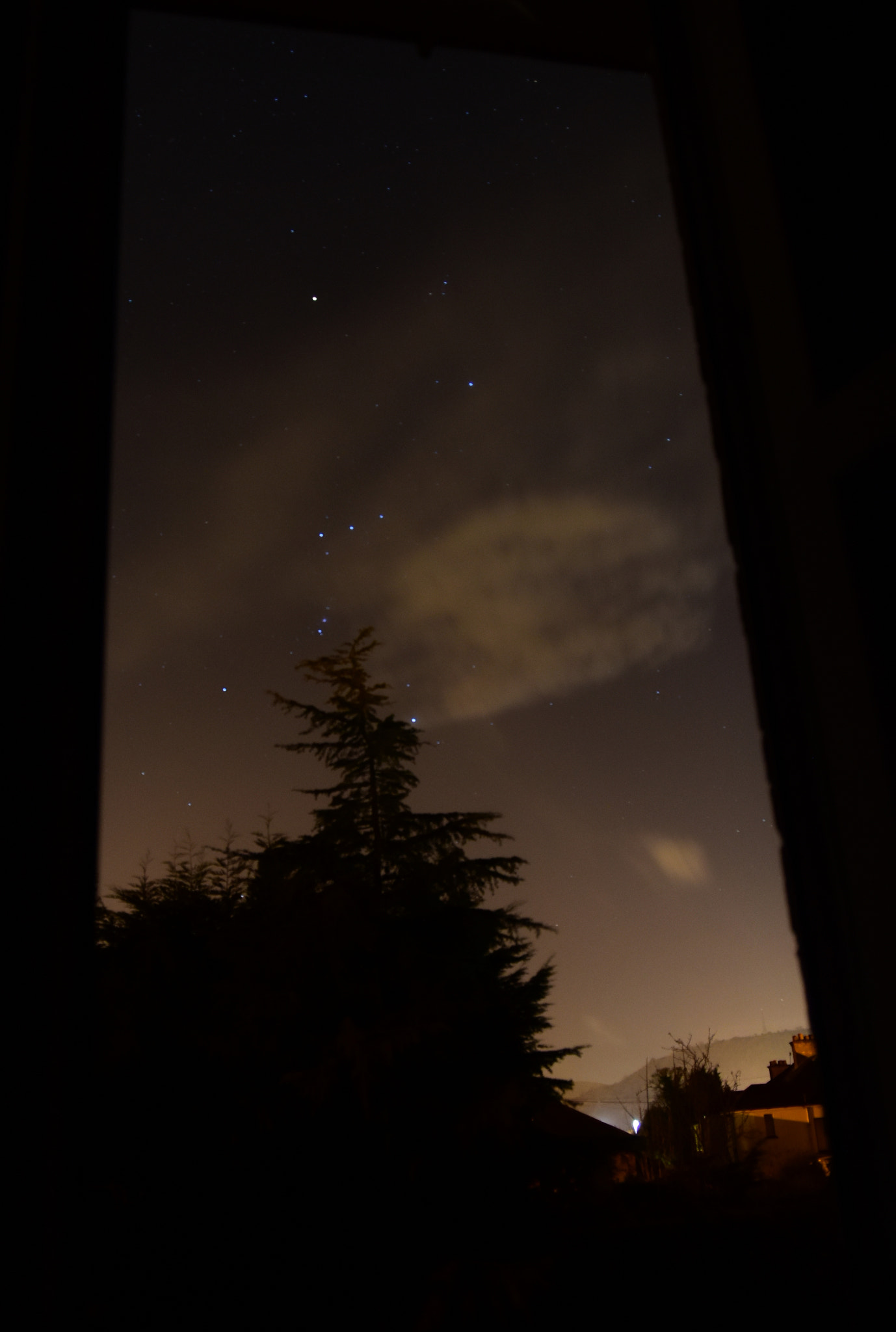 Nikon D5500 + Nikon AF-S DX Nikkor 18-200mm F3.5-5.6G ED VR II sample photo. Orion in the frame photography