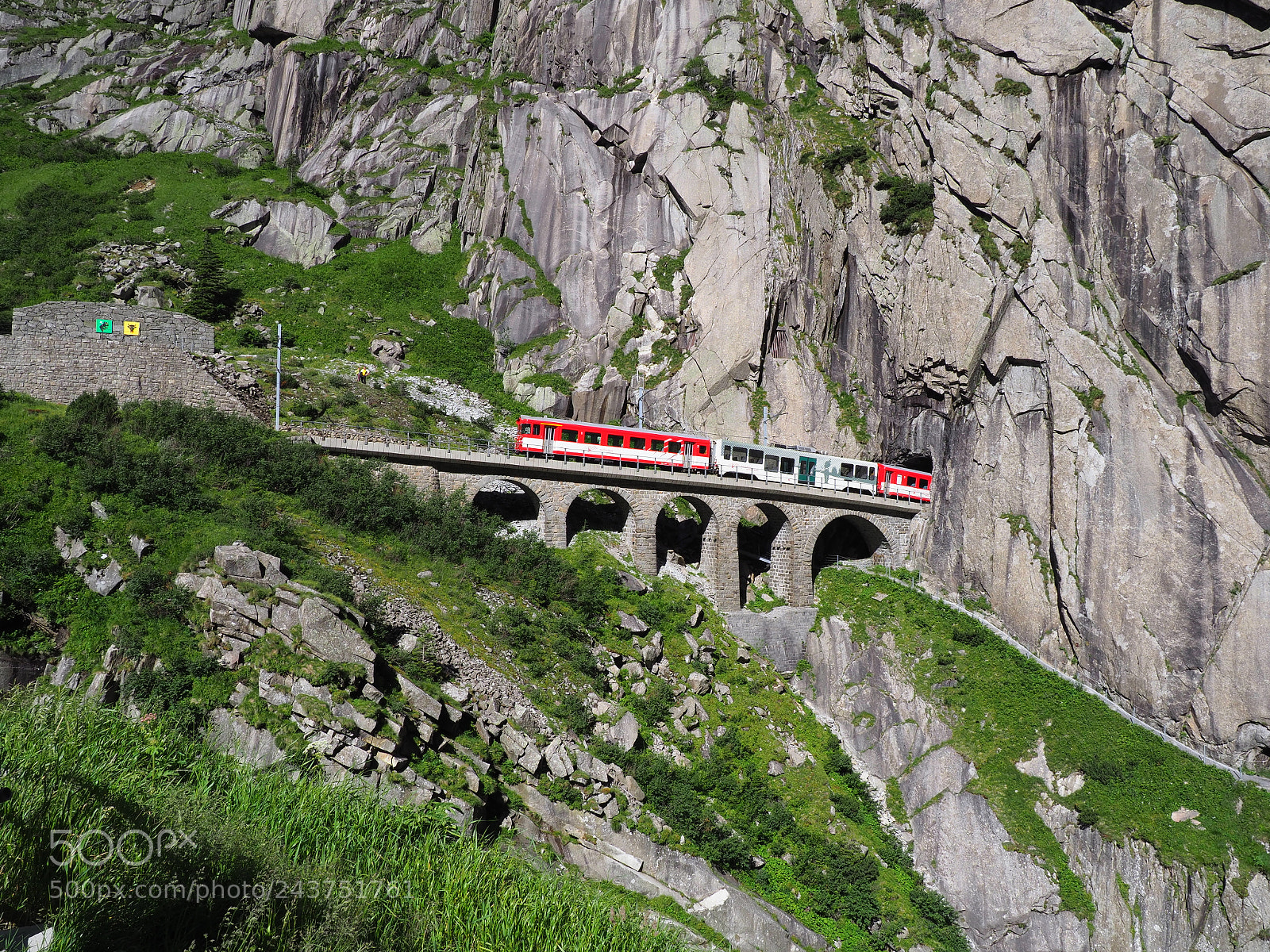 Olympus OM-D E-M1 Mark II sample photo. Red express train on photography