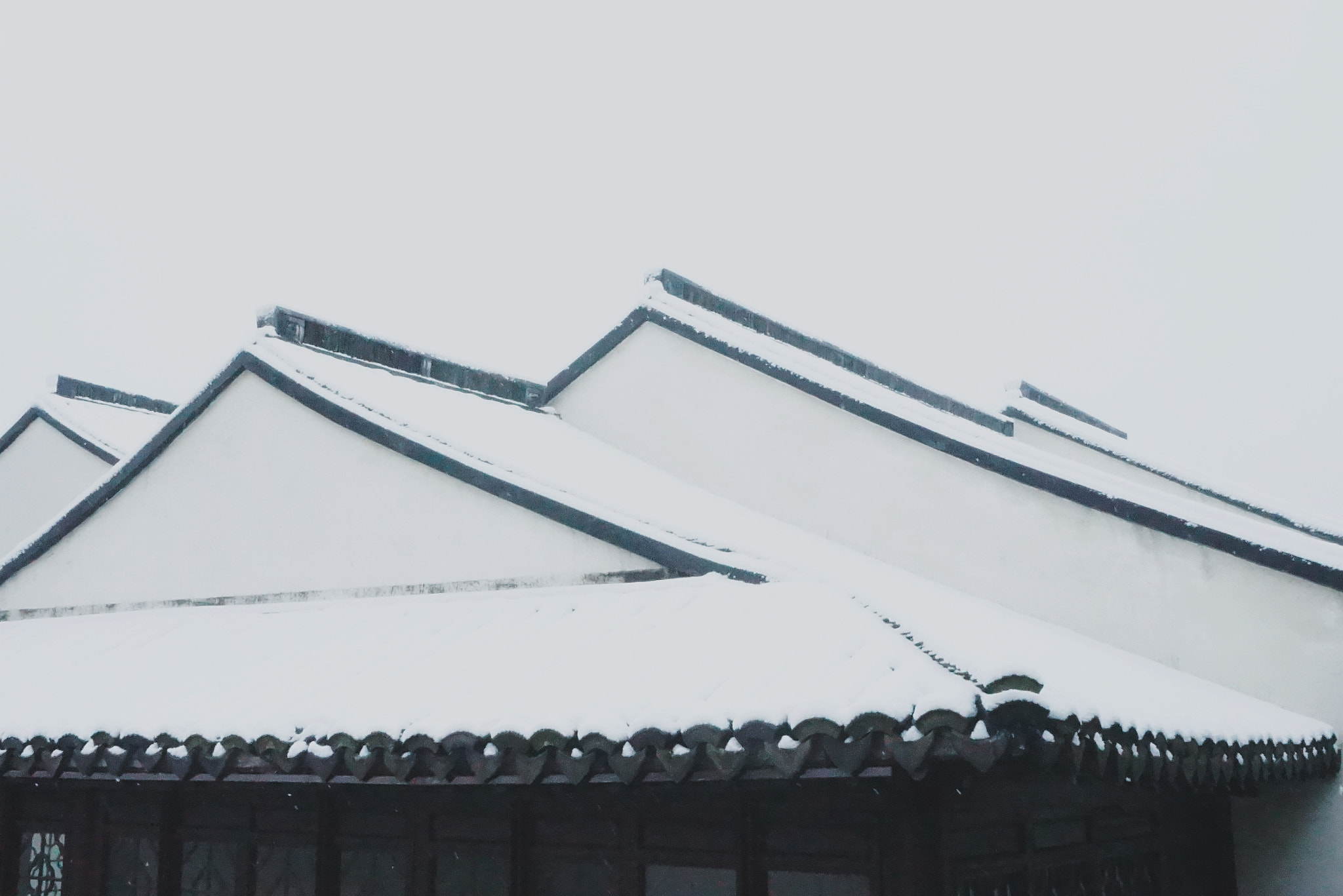 Sony Alpha NEX-3N sample photo. Snowy roof photography