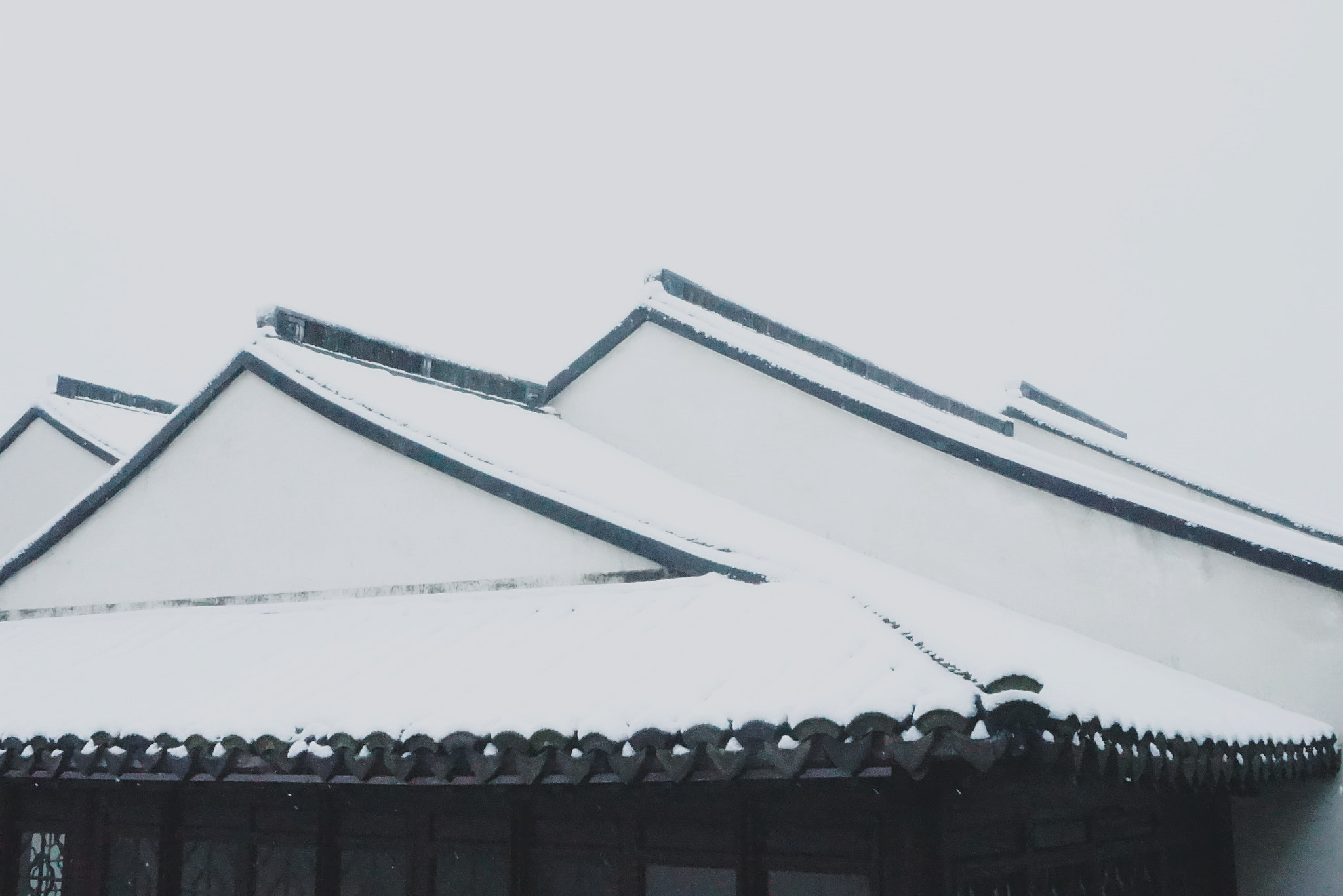 Sony Alpha NEX-3N + Sony E 18-50mm F4-5.6 sample photo. Snowy roof photography