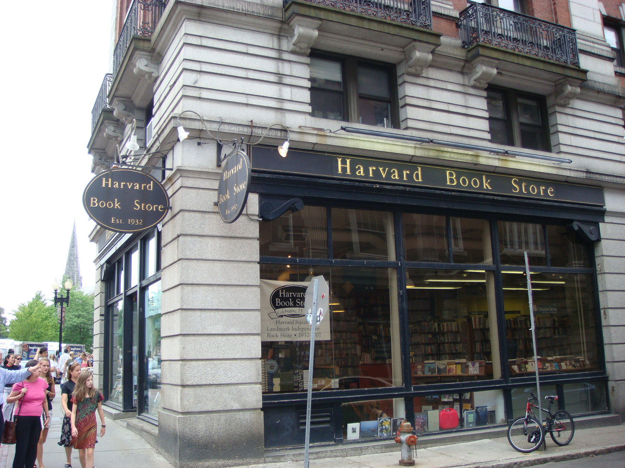 Sony DSC-T100 sample photo. Harvard bookstore photography