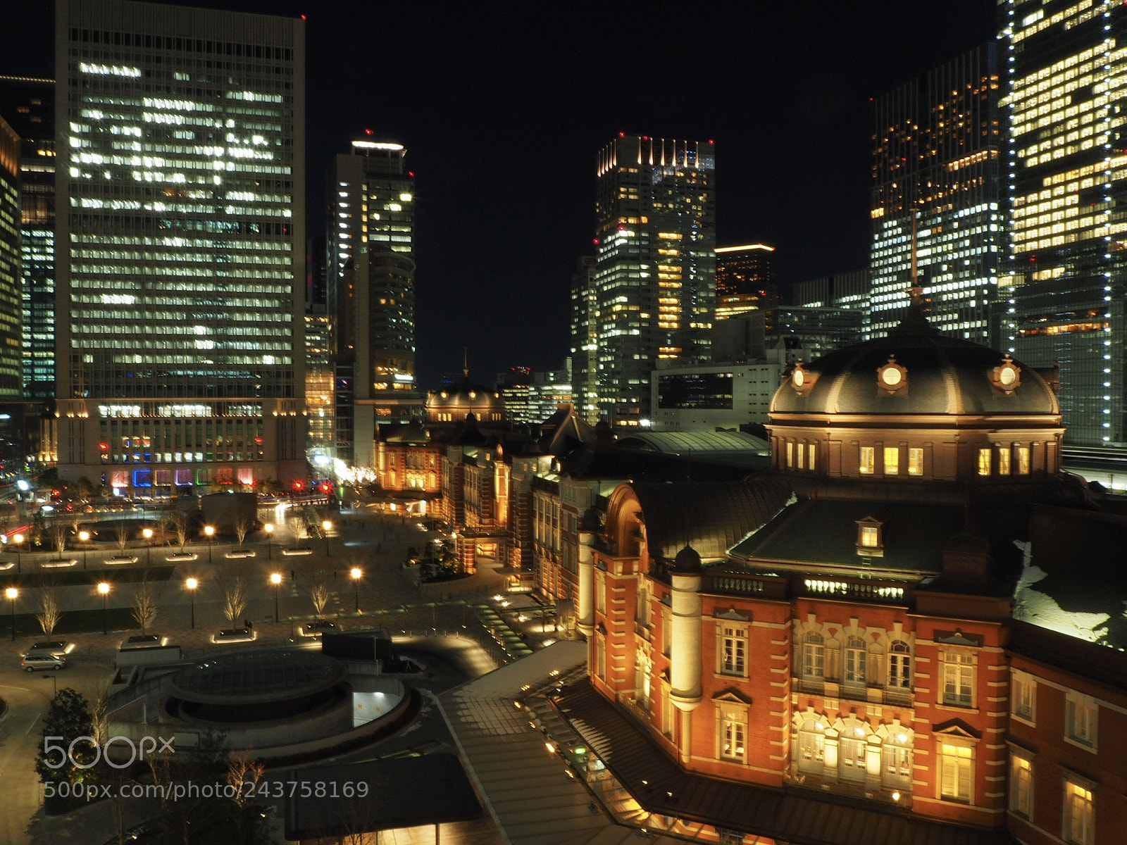 Olympus OM-D E-M10 II sample photo. Tokyo station photography