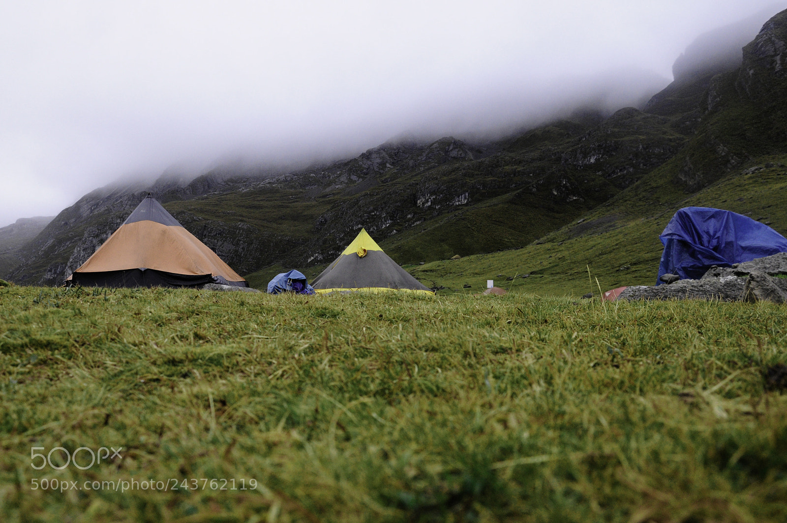 Nikon D90 sample photo. Tents under fog photography