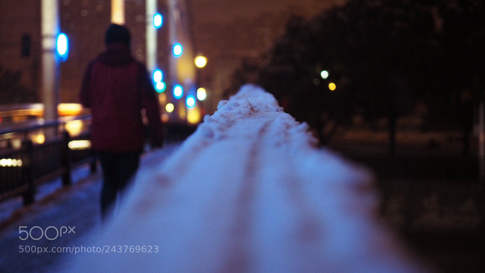 Olympus PEN E-PL7 sample photo. Lonely figure in cold photography