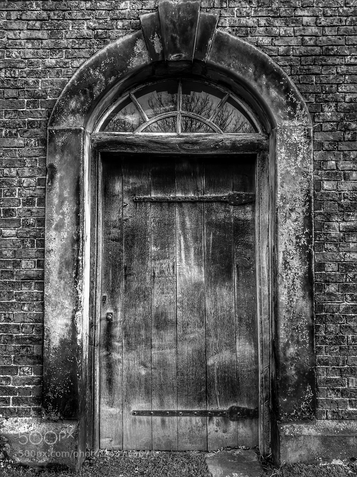 HUAWEI P9 sample photo. Old door photography