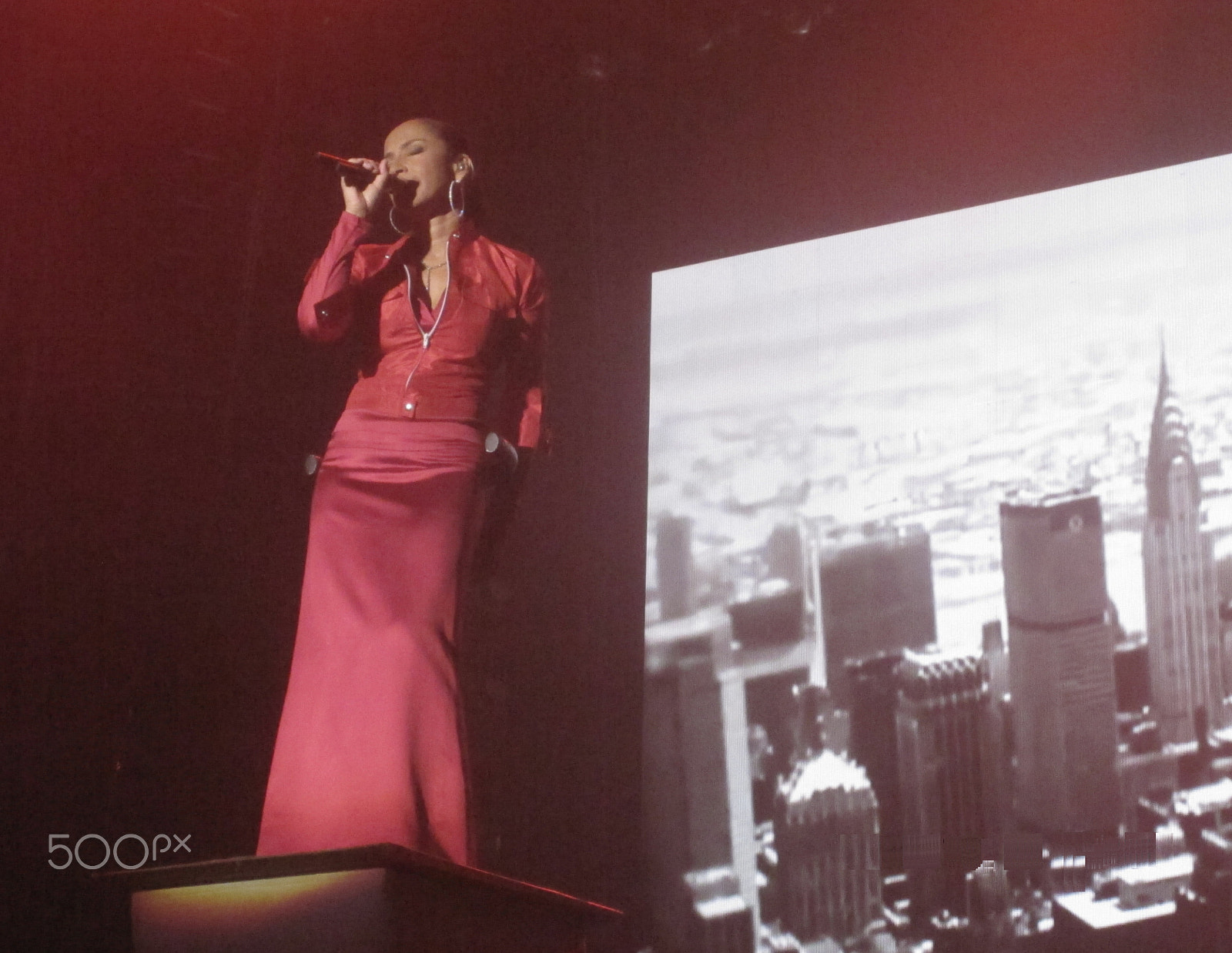 Canon PowerShot SD780 IS (Digital IXUS 100 IS / IXY Digital 210 IS) sample photo. Sade live santiago chile concert photography
