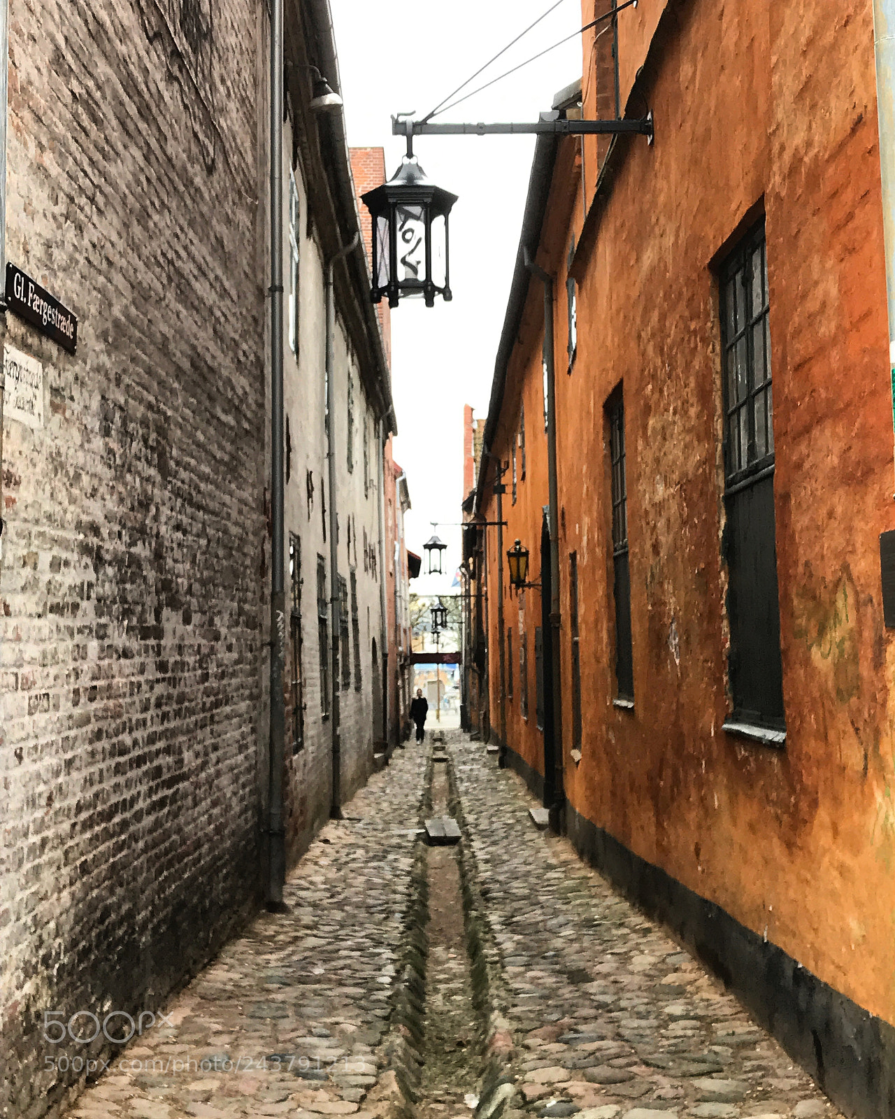 Apple iPhone 7 sample photo. Narrow streets photography