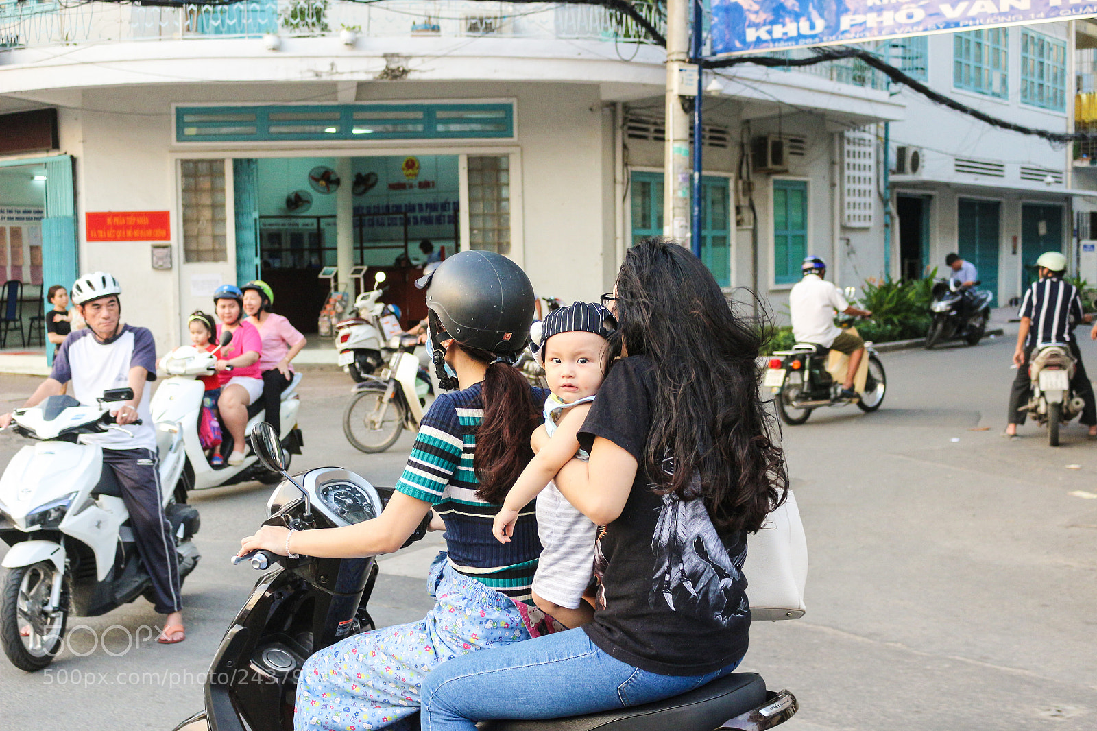 Canon EOS 100D (EOS Rebel SL1 / EOS Kiss X7) sample photo. Easy riding saigon photography