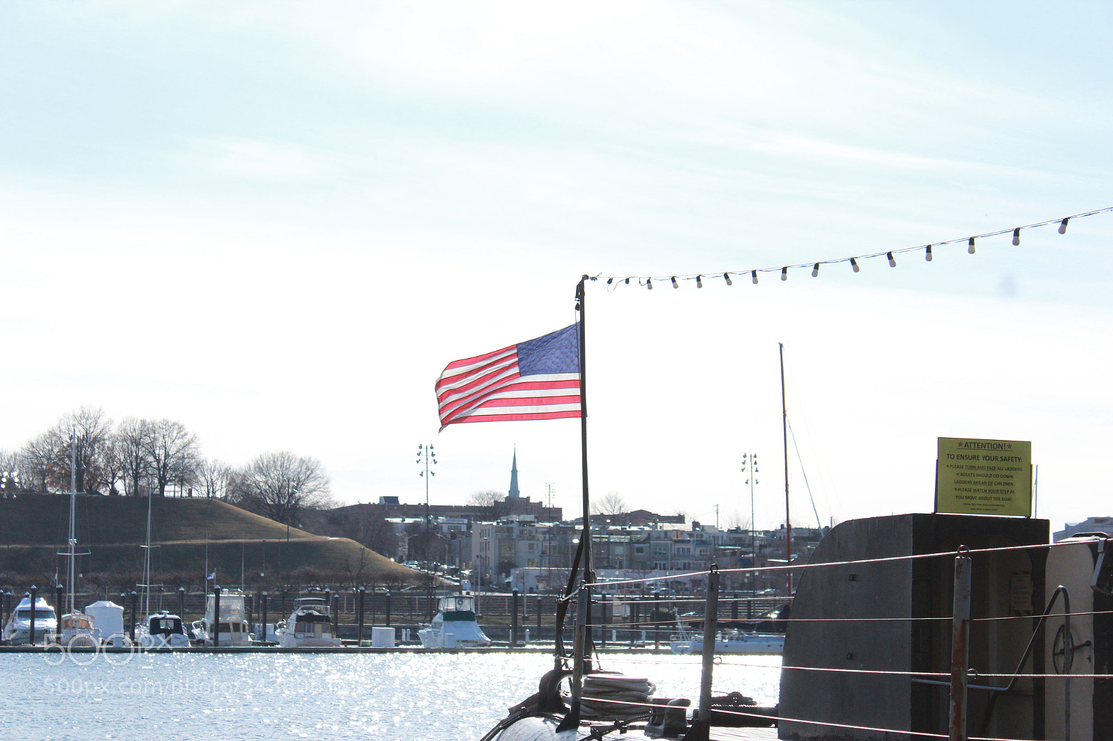 Canon EOS 1200D (EOS Rebel T5 / EOS Kiss X70 / EOS Hi) sample photo. Flag in inner harbor photography