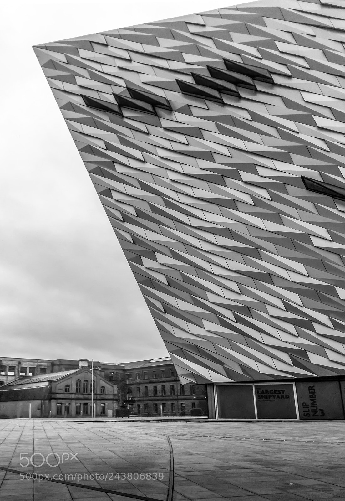 Canon EOS 500D (EOS Rebel T1i / EOS Kiss X3) sample photo. Contemporary titanic building in photography