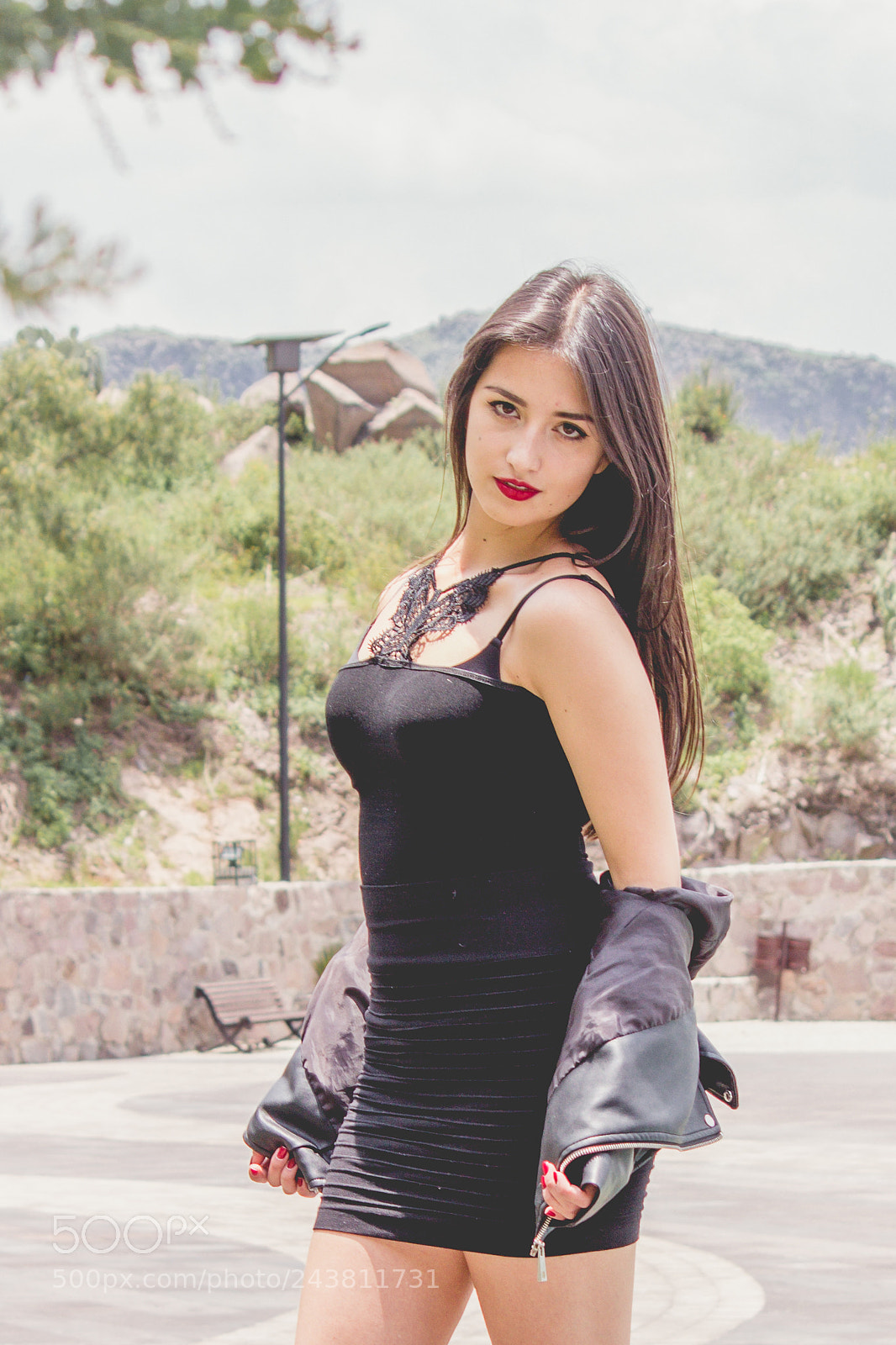 Canon EOS 600D (Rebel EOS T3i / EOS Kiss X5) sample photo. Black dress photography
