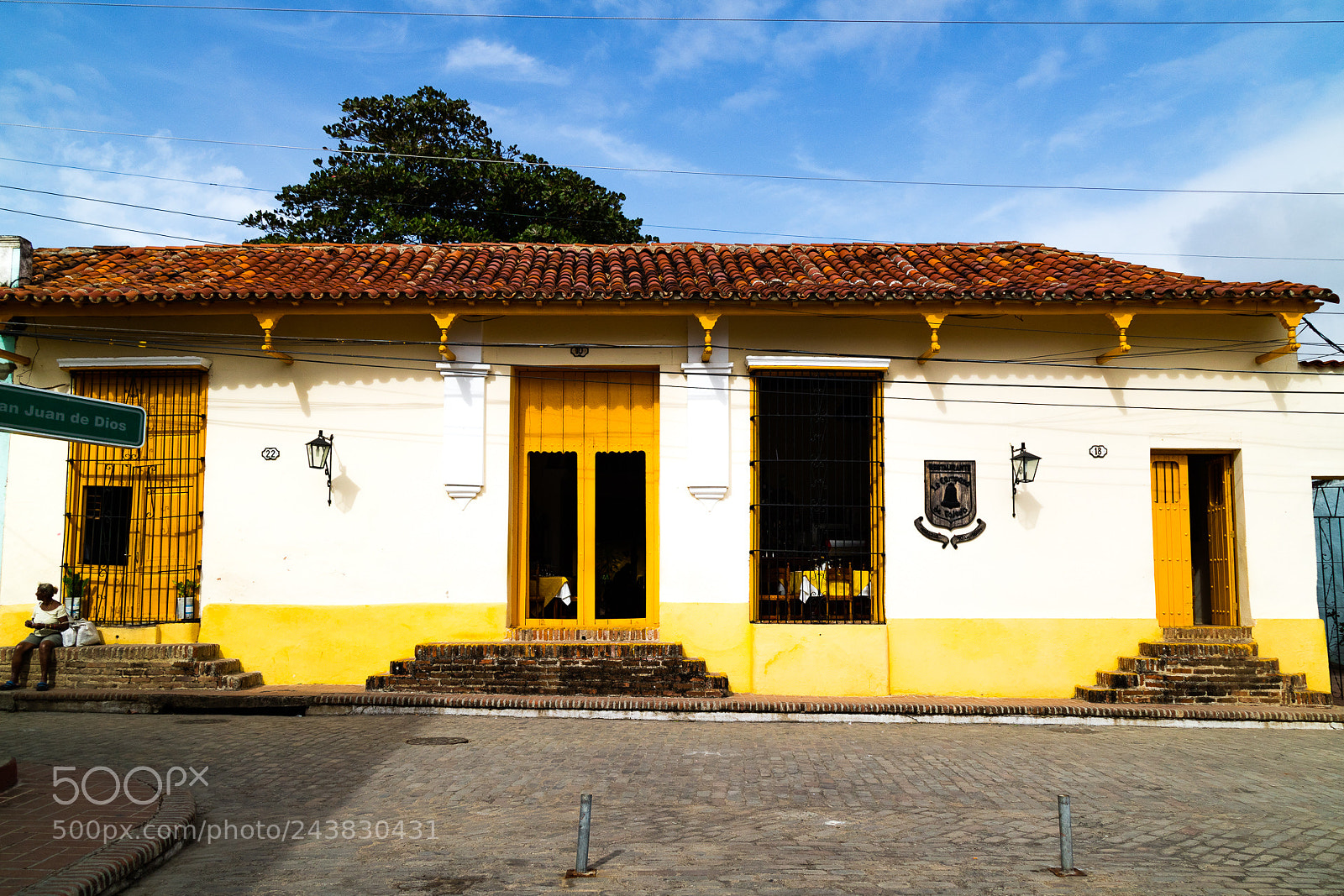 Canon EOS M3 sample photo. Yellow building photography