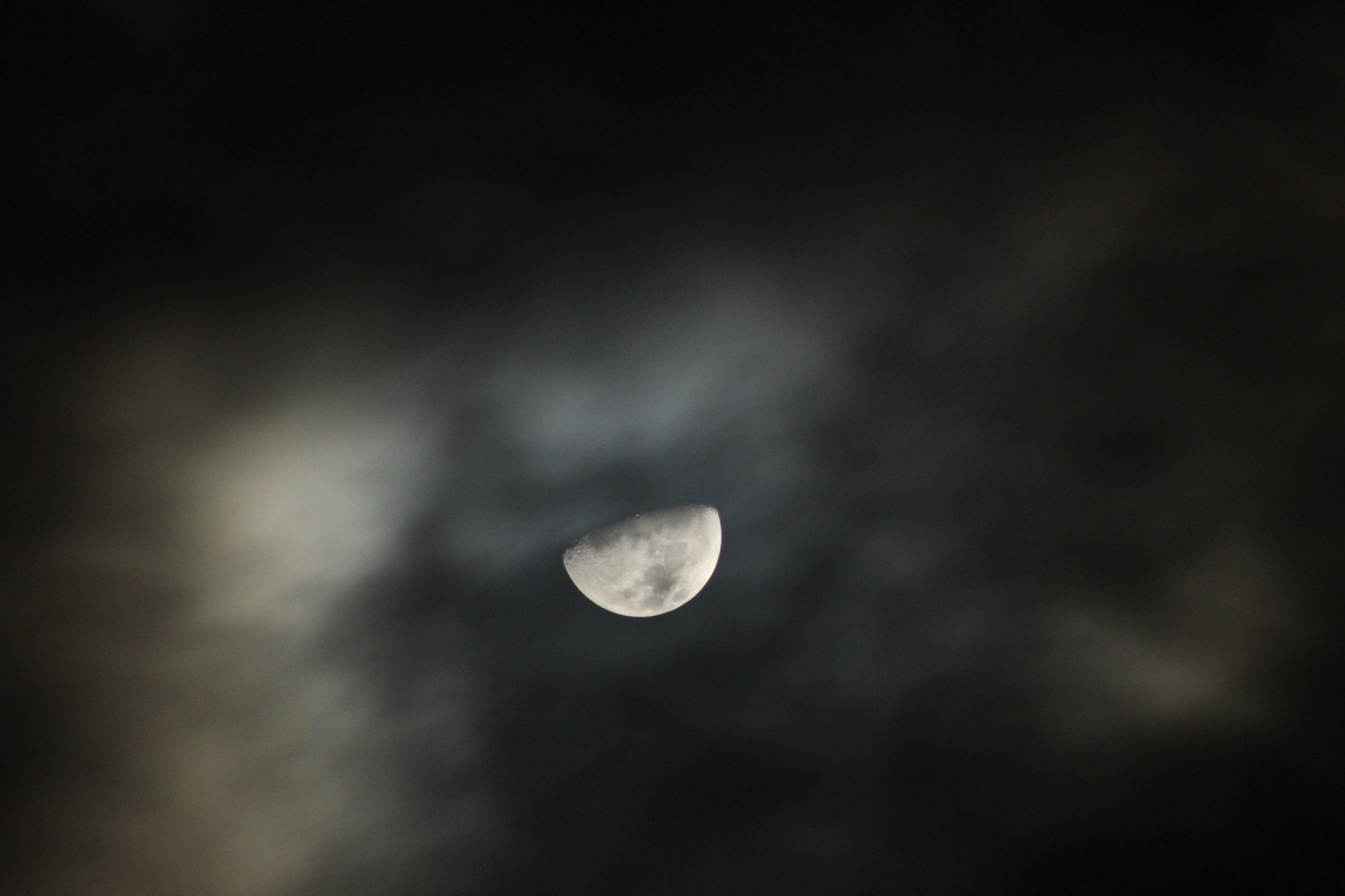 Canon EOS 1300D (EOS Rebel T6 / EOS Kiss X80) + EF75-300mm f/4-5.6 sample photo. A break in the storm clouds photography