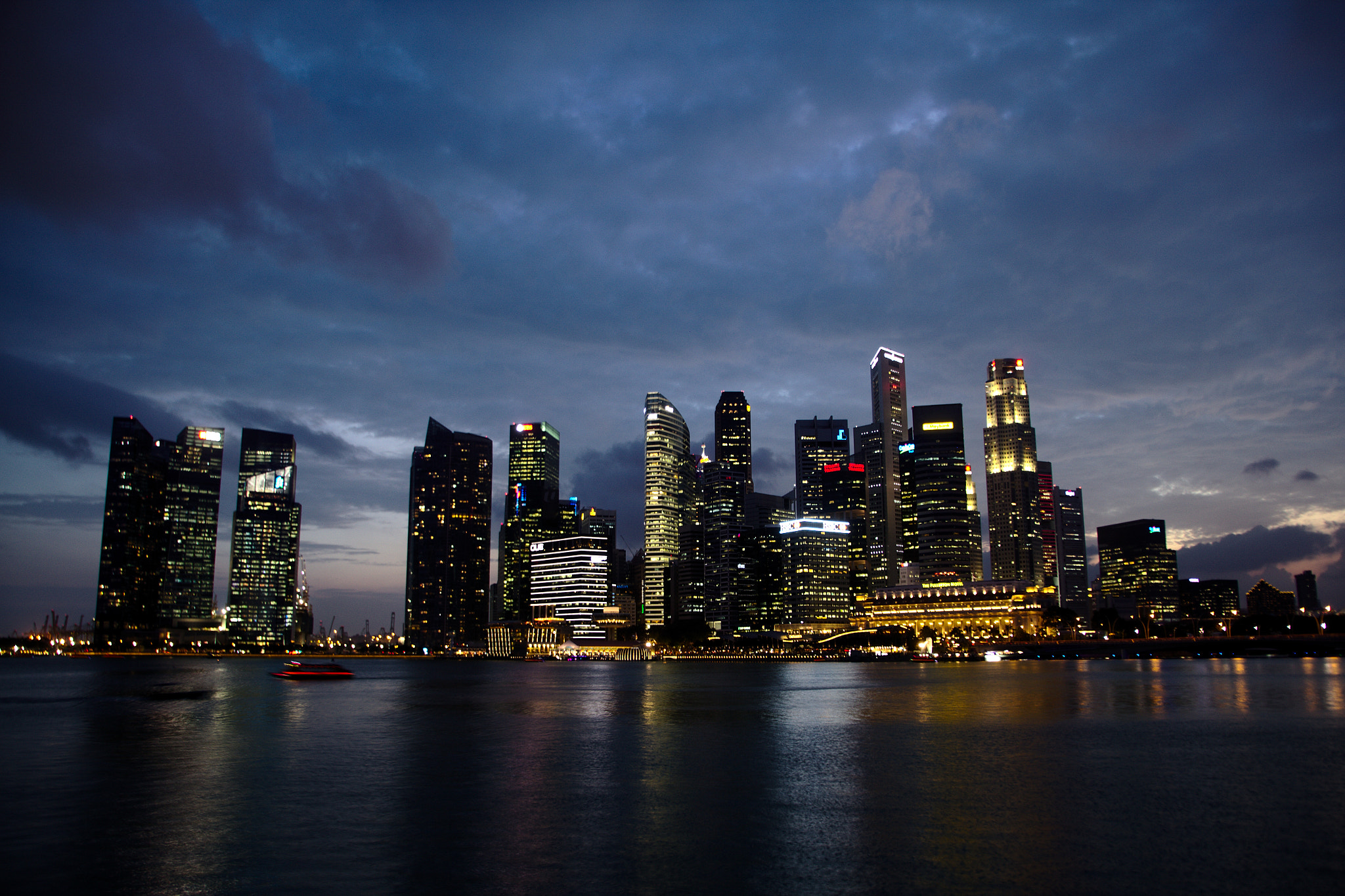 Canon EOS 550D (EOS Rebel T2i / EOS Kiss X4) sample photo. Towering cityscape photography