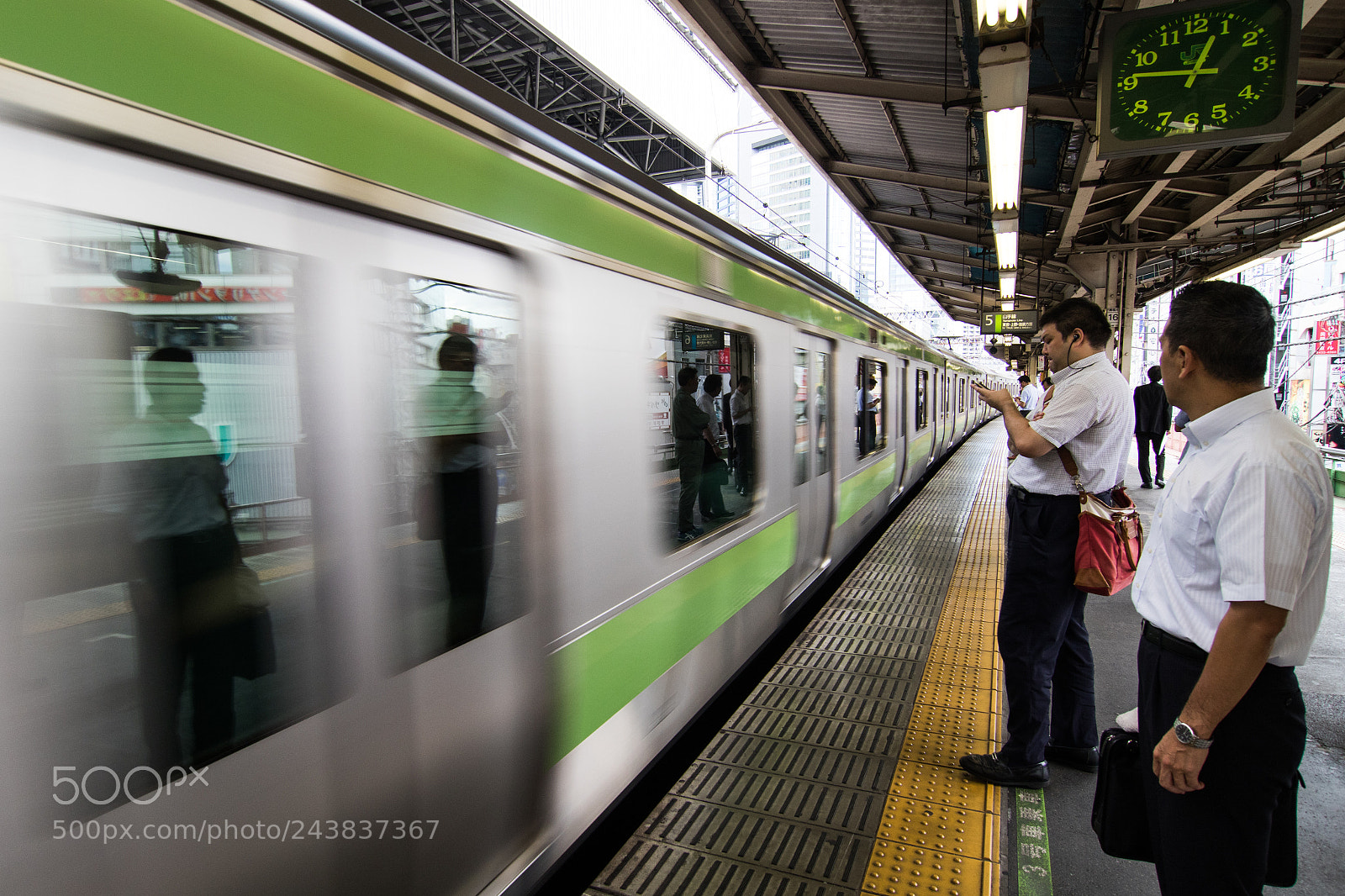 Canon EOS 7D Mark II sample photo. Subway arriving photography