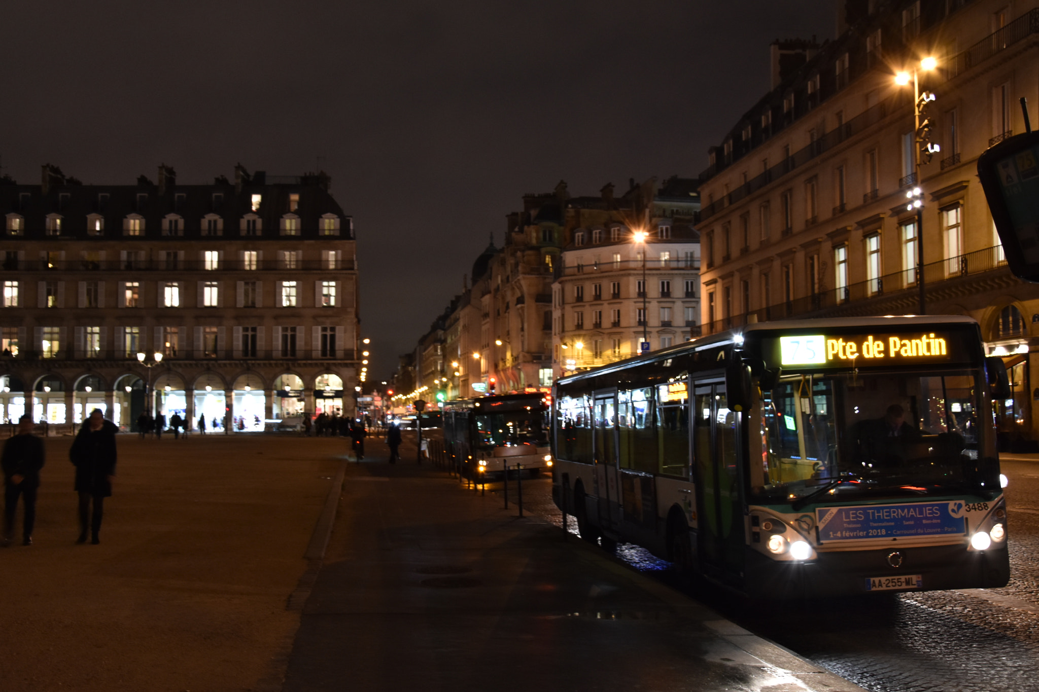 Nikon D3400 sample photo. Arrêt_de_bus photography