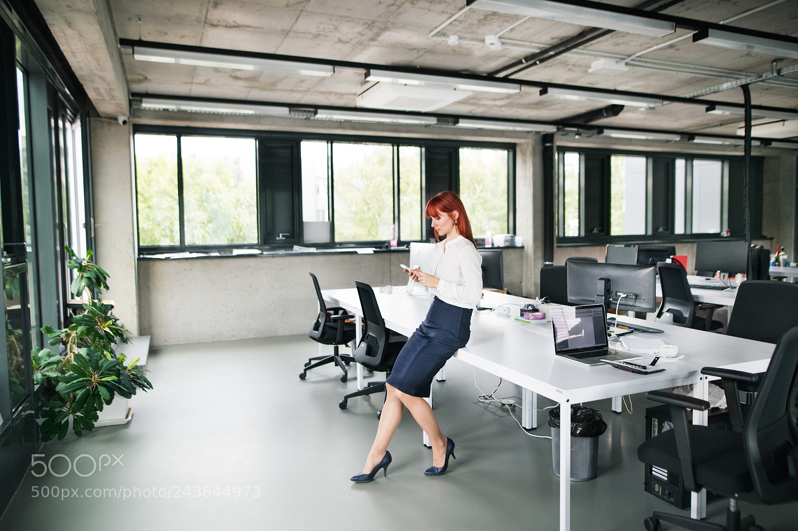 Nikon D5 sample photo. Businesswoman with smartphone in photography
