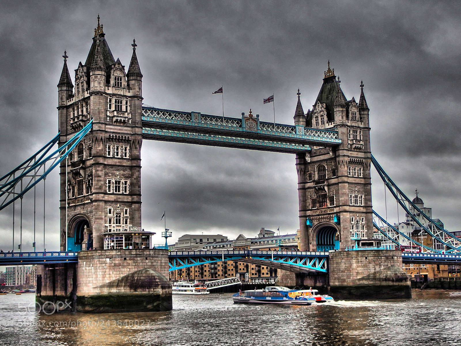 Olympus XZ-2 iHS sample photo. Tower bridge photography