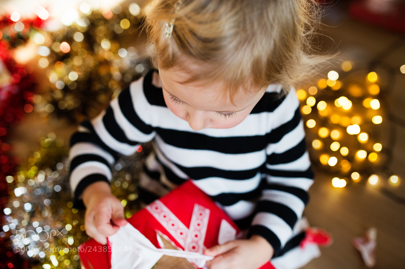 Nikon D4S sample photo. Little girl opening christmas photography