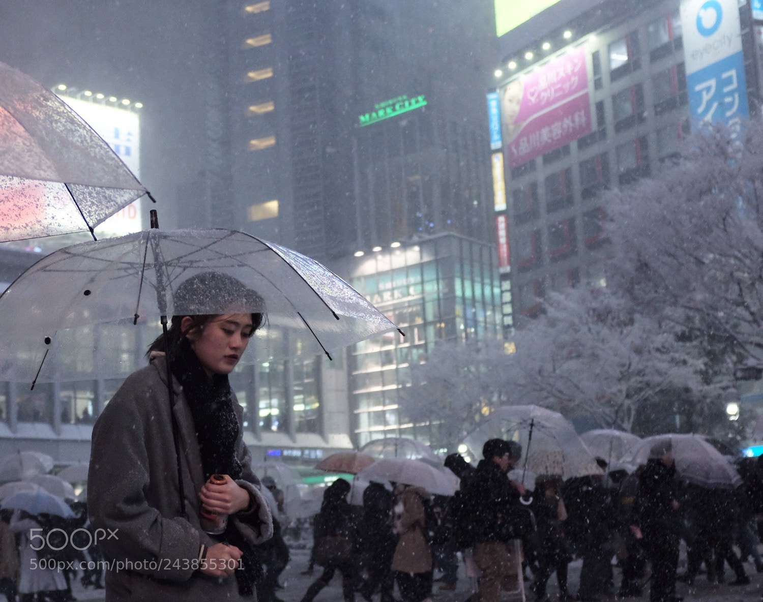 Fujifilm X100F sample photo. Hidden under umbrella photography